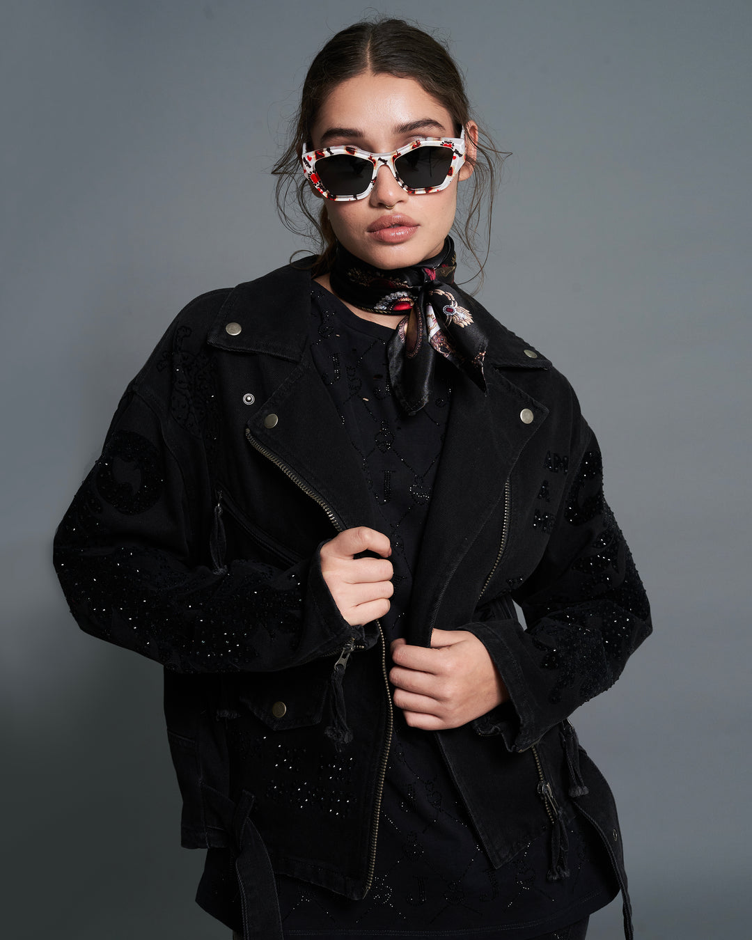 Oversized denim jacket negra con cristales