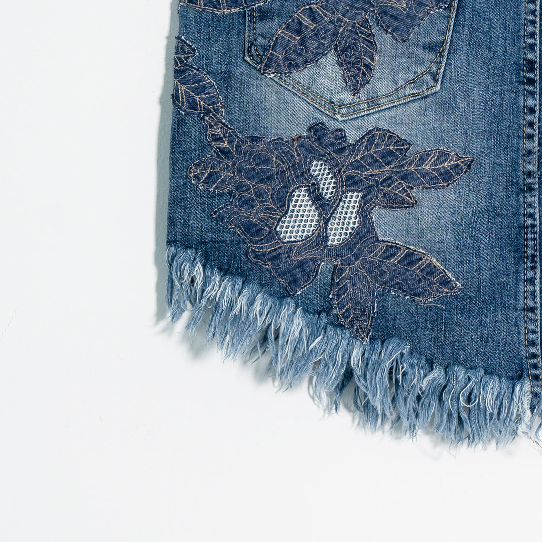 Denim mini skirt aplicaciones