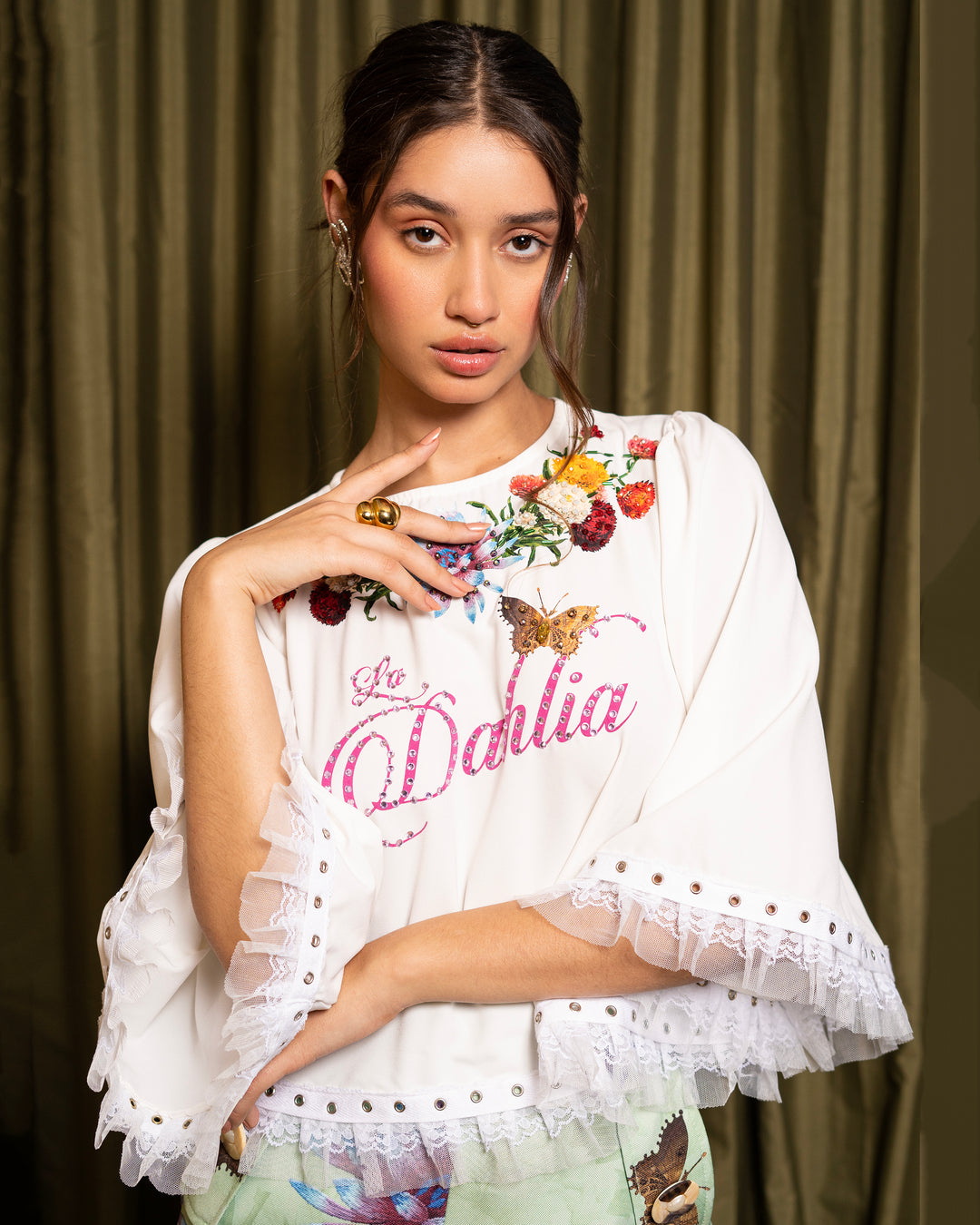 Blusa blanca con flores Dahlia