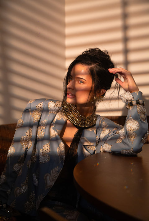 Suit celeste con corazones bordado