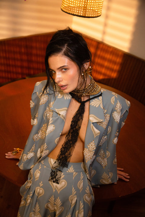 Suit celeste con corazones bordado