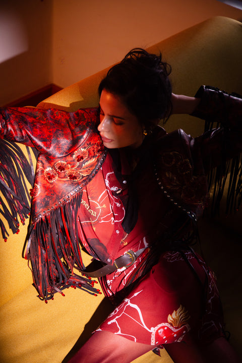 Chamarra con flecos roja con corazón