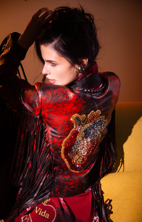 Chamarra con flecos roja con corazón