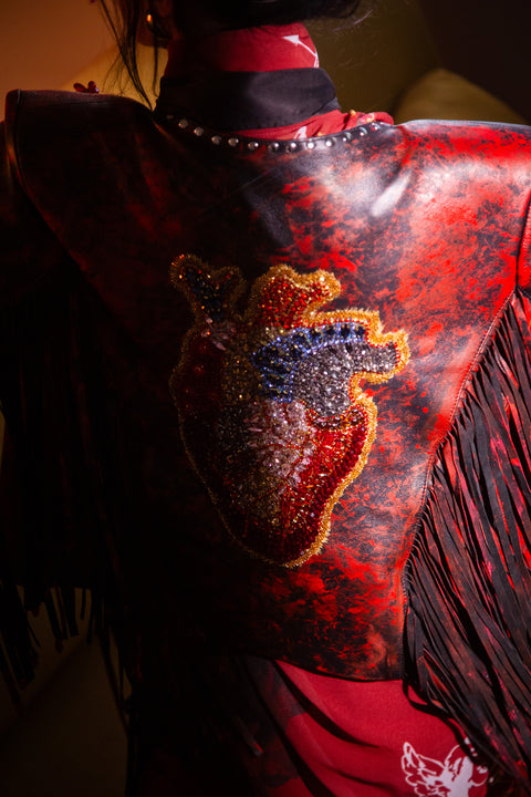 Chamarra con flecos roja con corazón