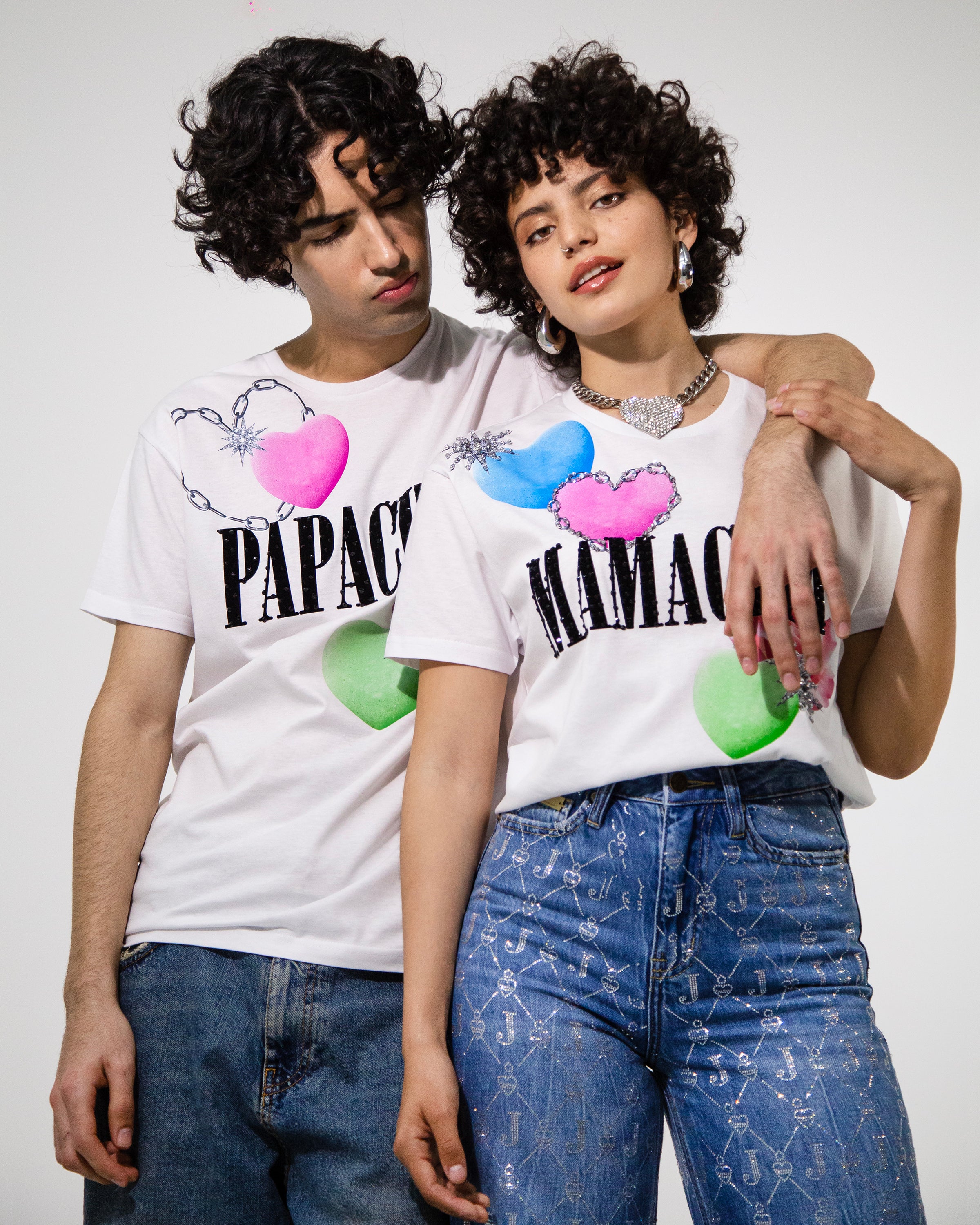 T shirt blanca Papacito corazones