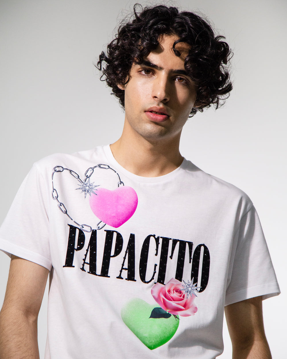 T shirt blanca Papacito corazones