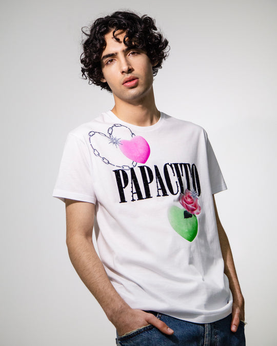 T shirt blanca Papacito corazones