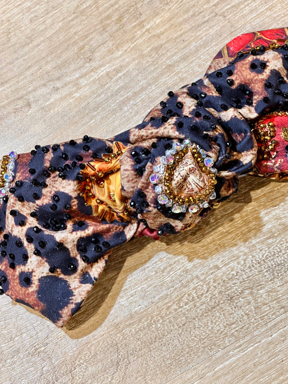Turbante animal print bordado