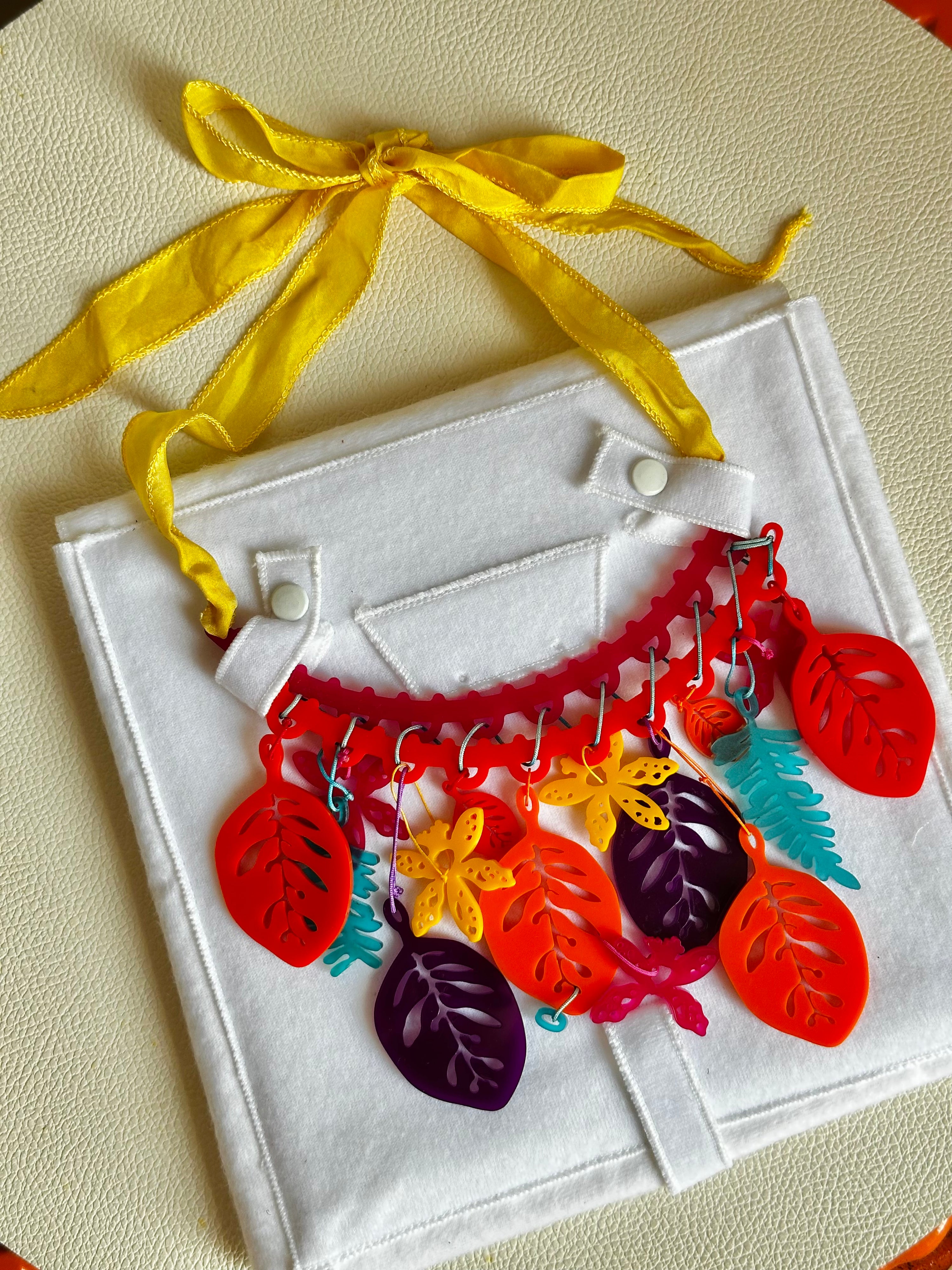 Collar de acrílico cortado