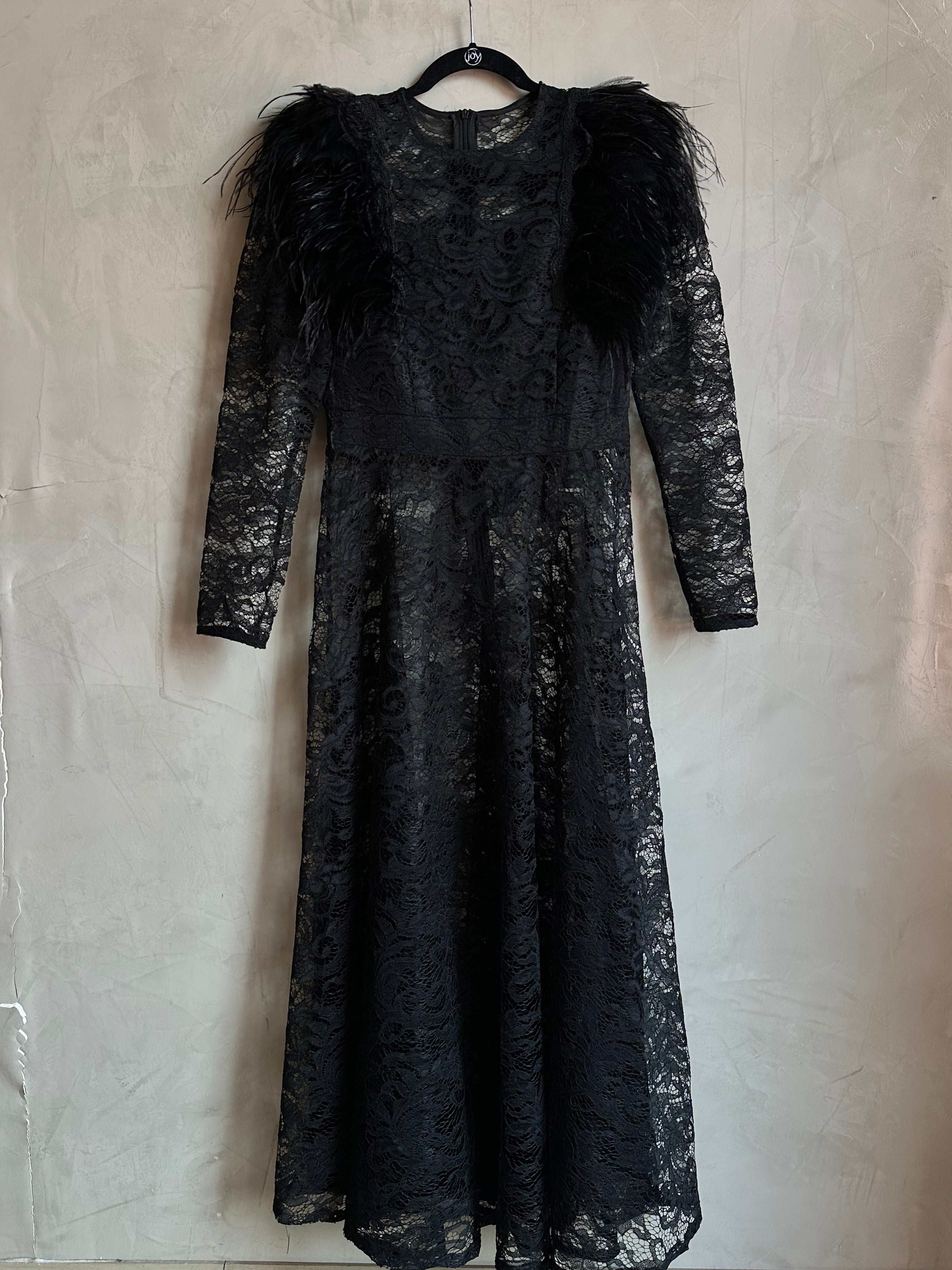 Vestido encaje con plumas