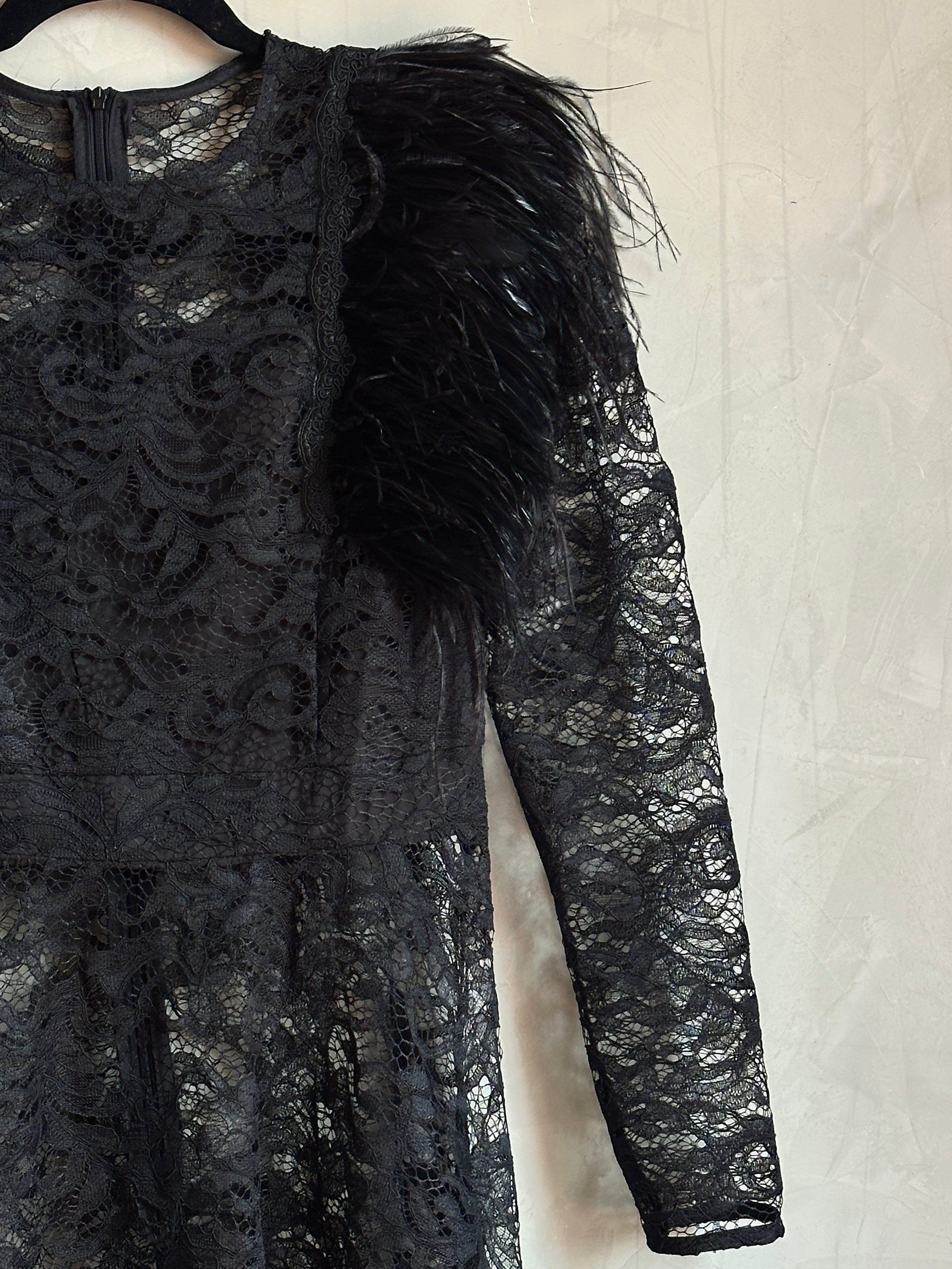 Vestido encaje con plumas