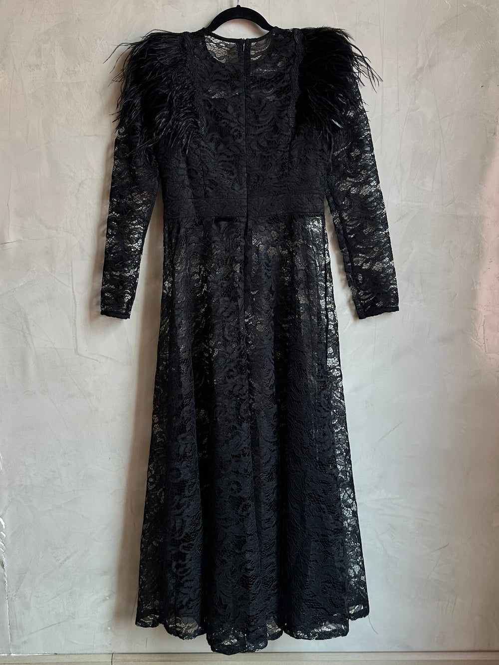 Vestido encaje con plumas