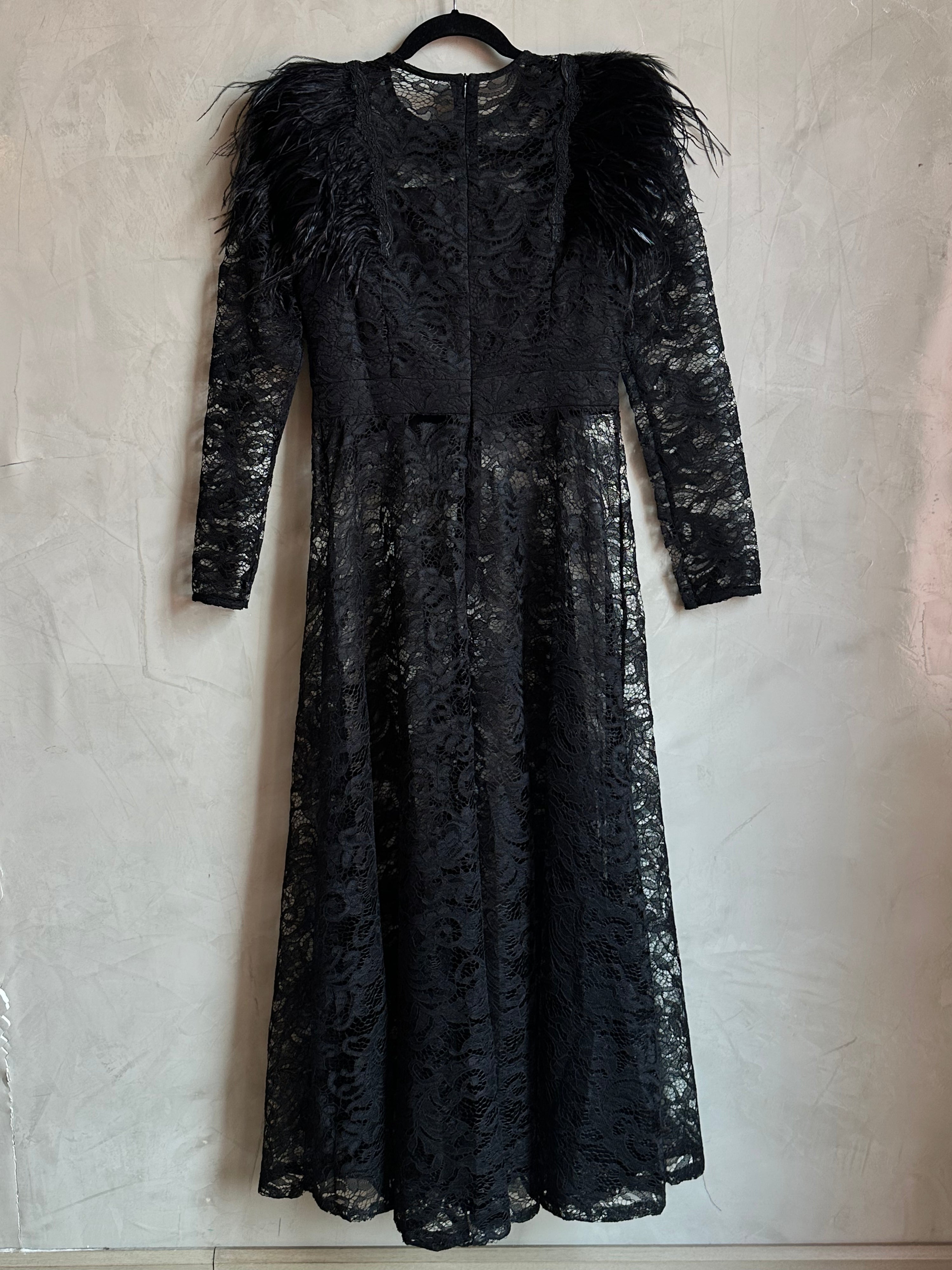 Vestido encaje con plumas