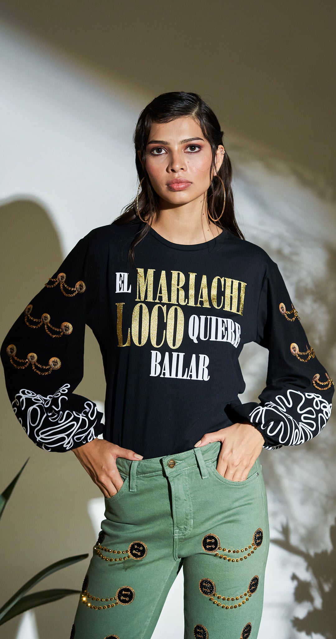 BLUSA MARIACHI LOCO CON MANGAS ABULLONADAS