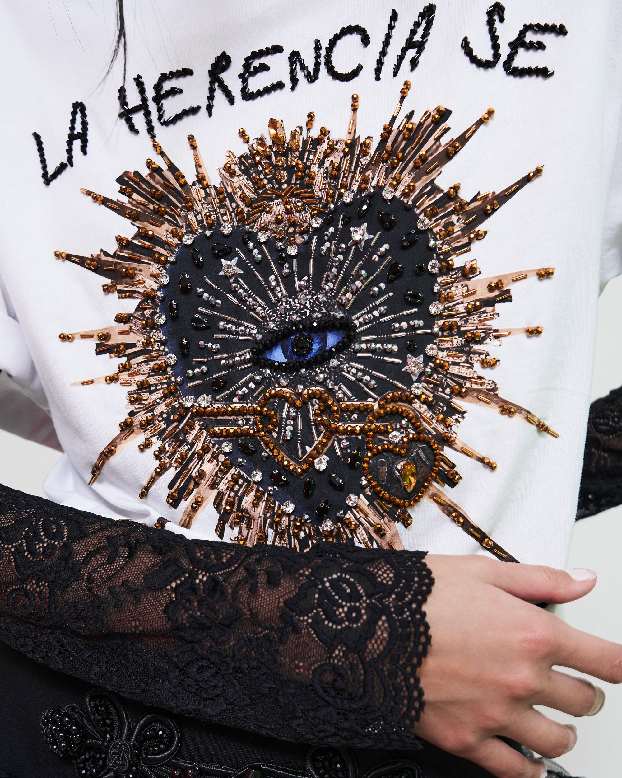 T shirt blanca Sagrado corazón "La herencia se lleva en la sangre"