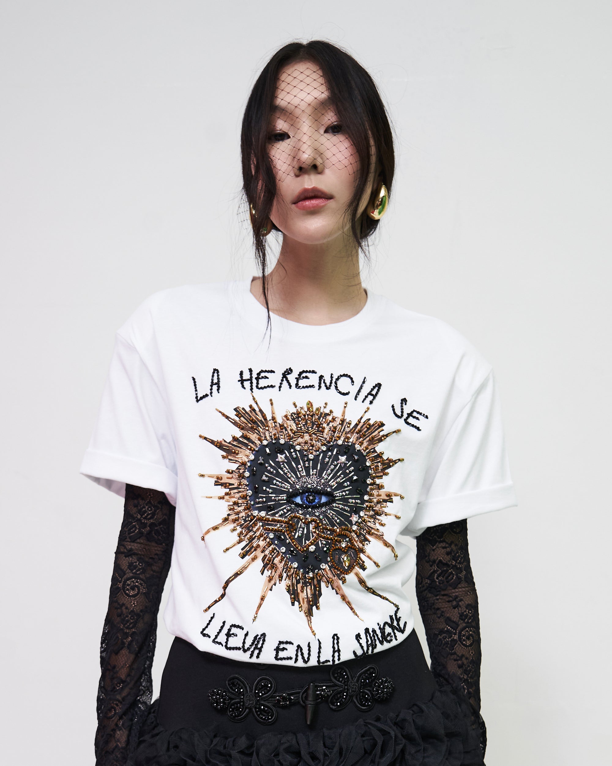 T shirt blanca Sagrado corazón "La herencia se lleva en la sangre"