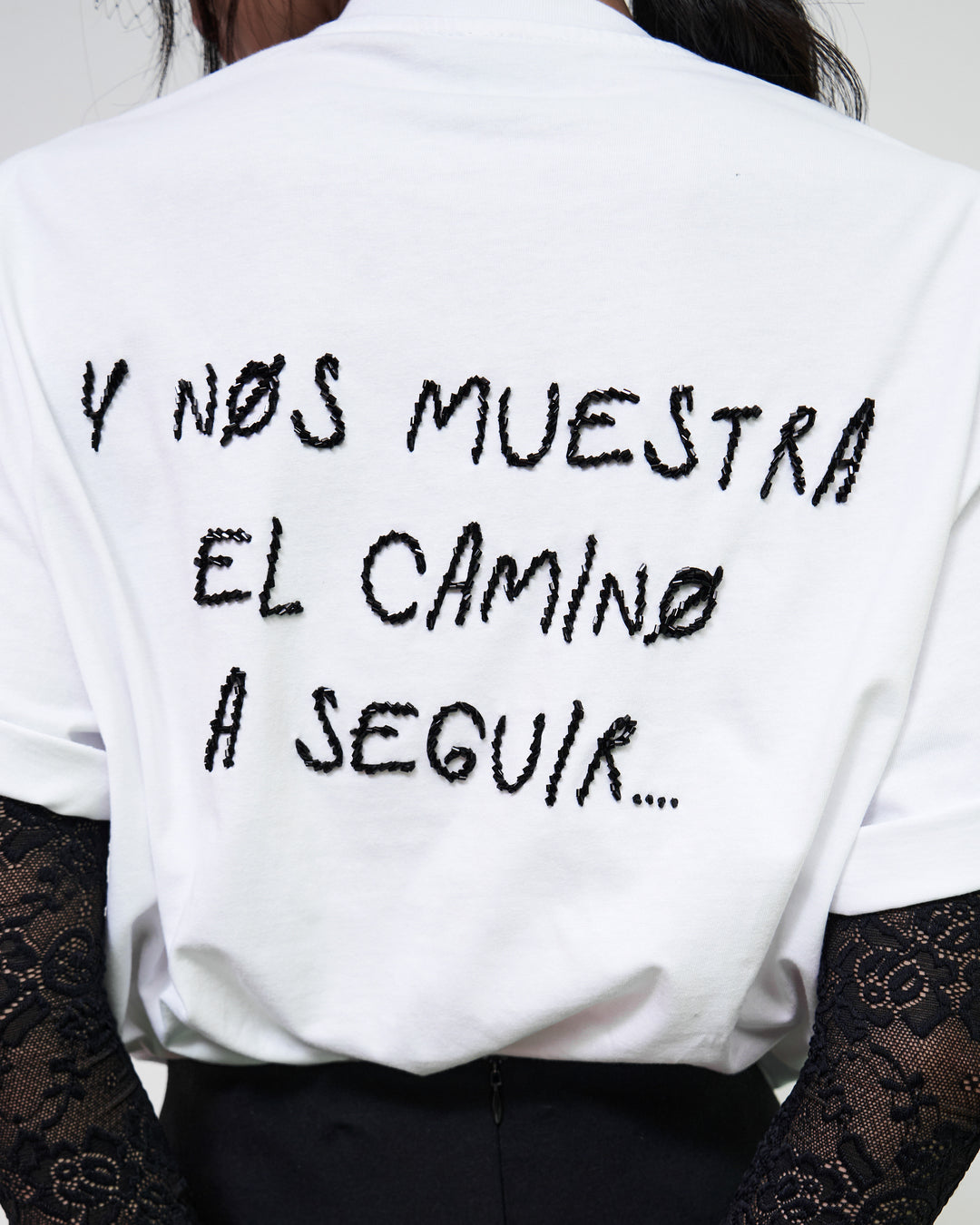 T shirt blanca Sagrado corazón "La herencia se lleva en la sangre"