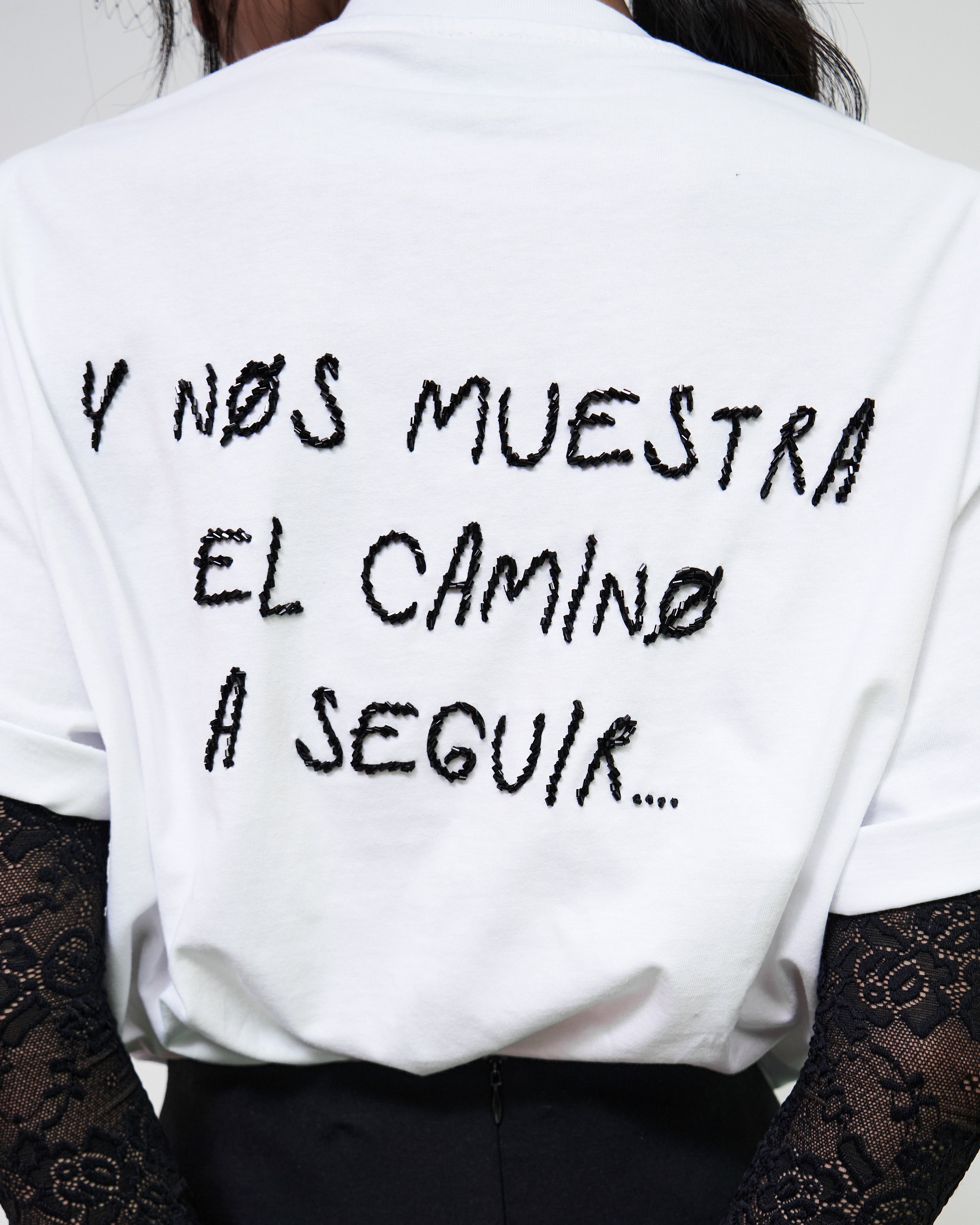T shirt blanca Sagrado corazón "La herencia se lleva en la sangre"