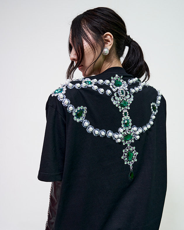 T shirt negra oversized con collar verde