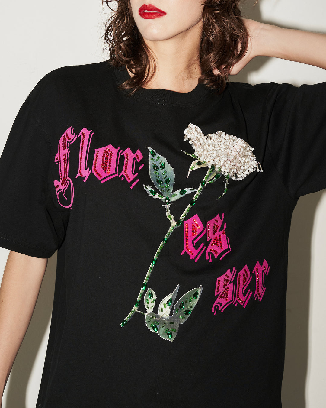 T shirt negra Flor es ser con cristales