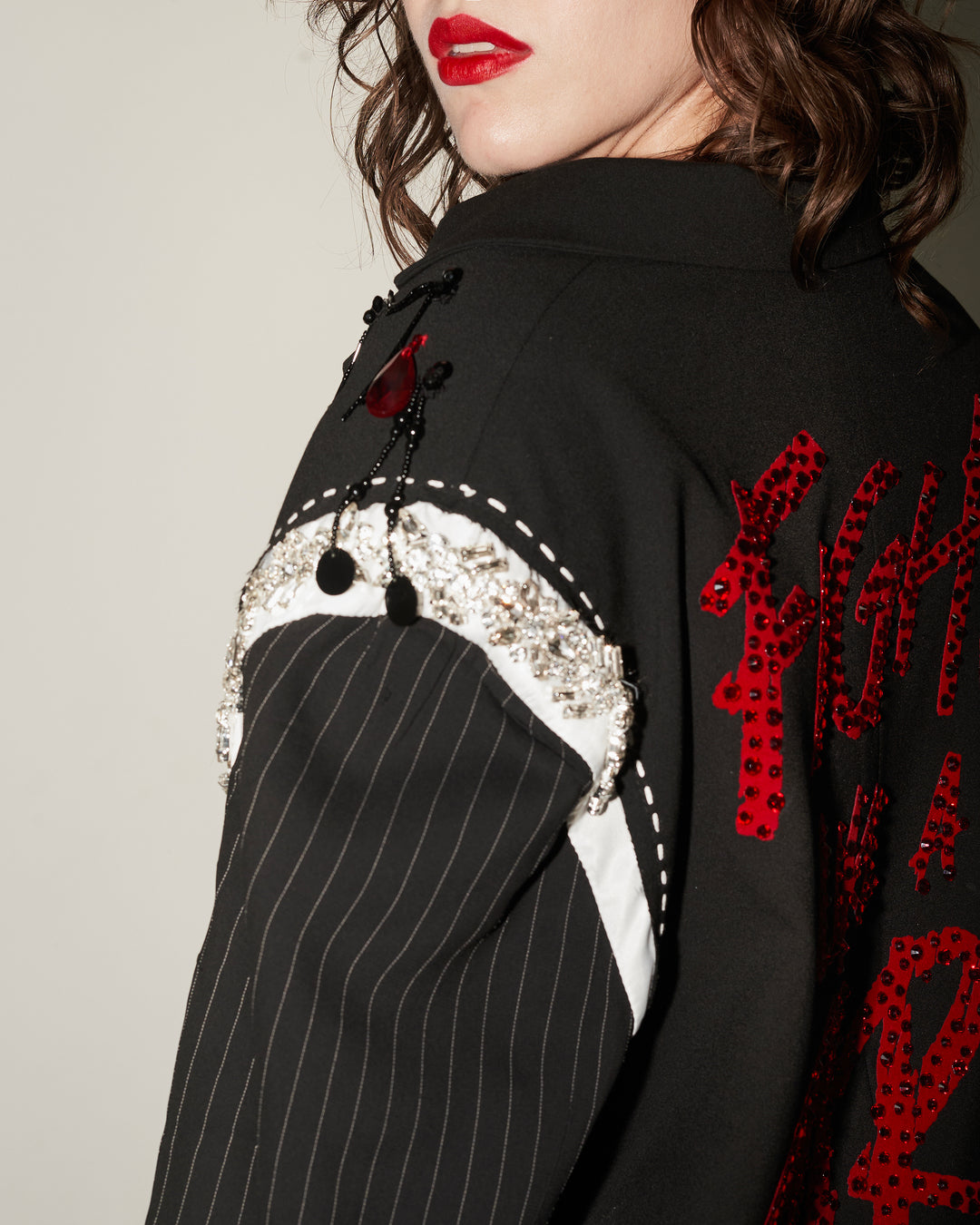 Blazer negro Fight like a girl con flecos bordados