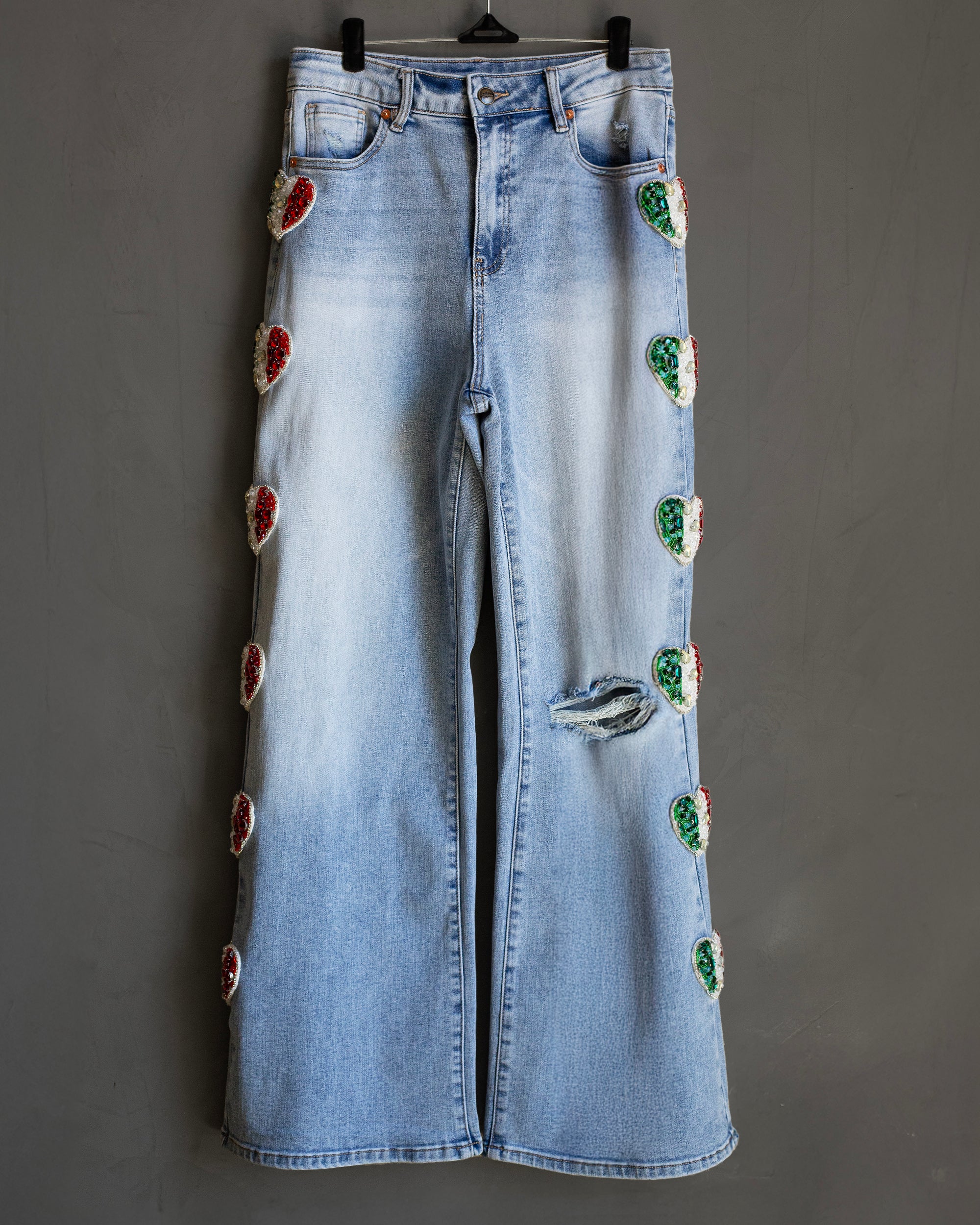 Jeans rectos con corazones tricolor