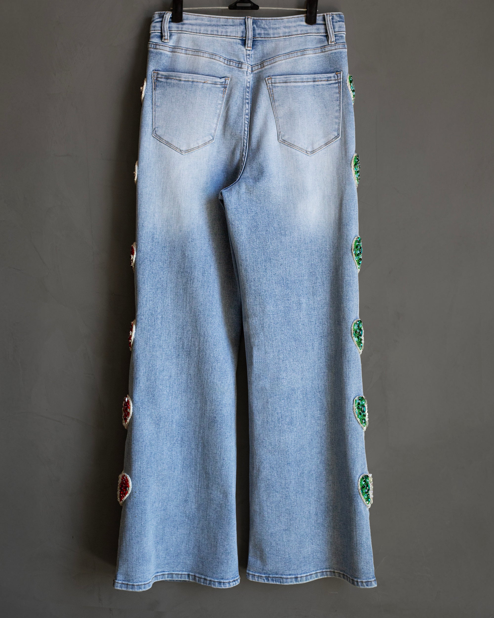 Jeans rectos con corazones tricolor