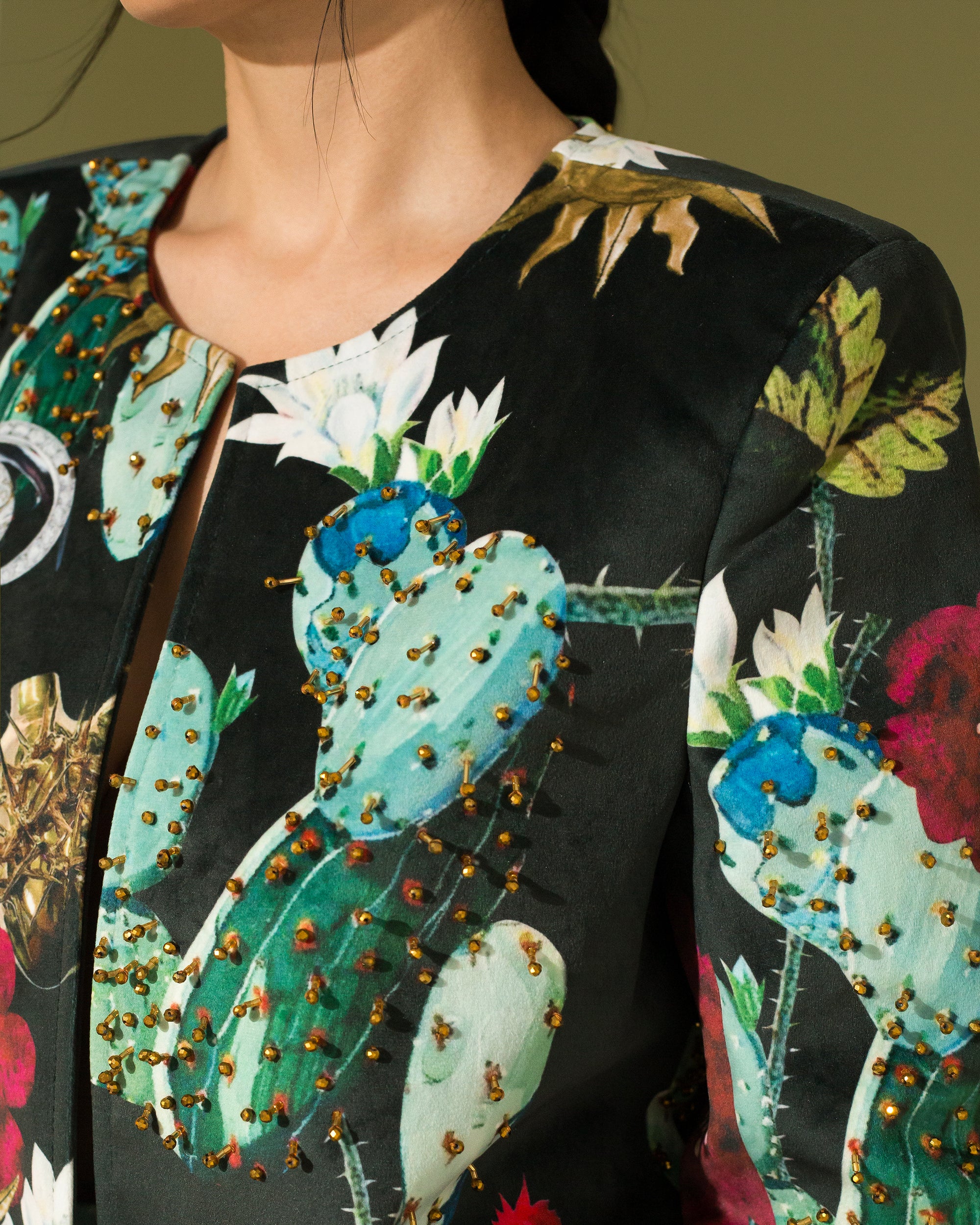 Blazer de velvet con flores y cactus
