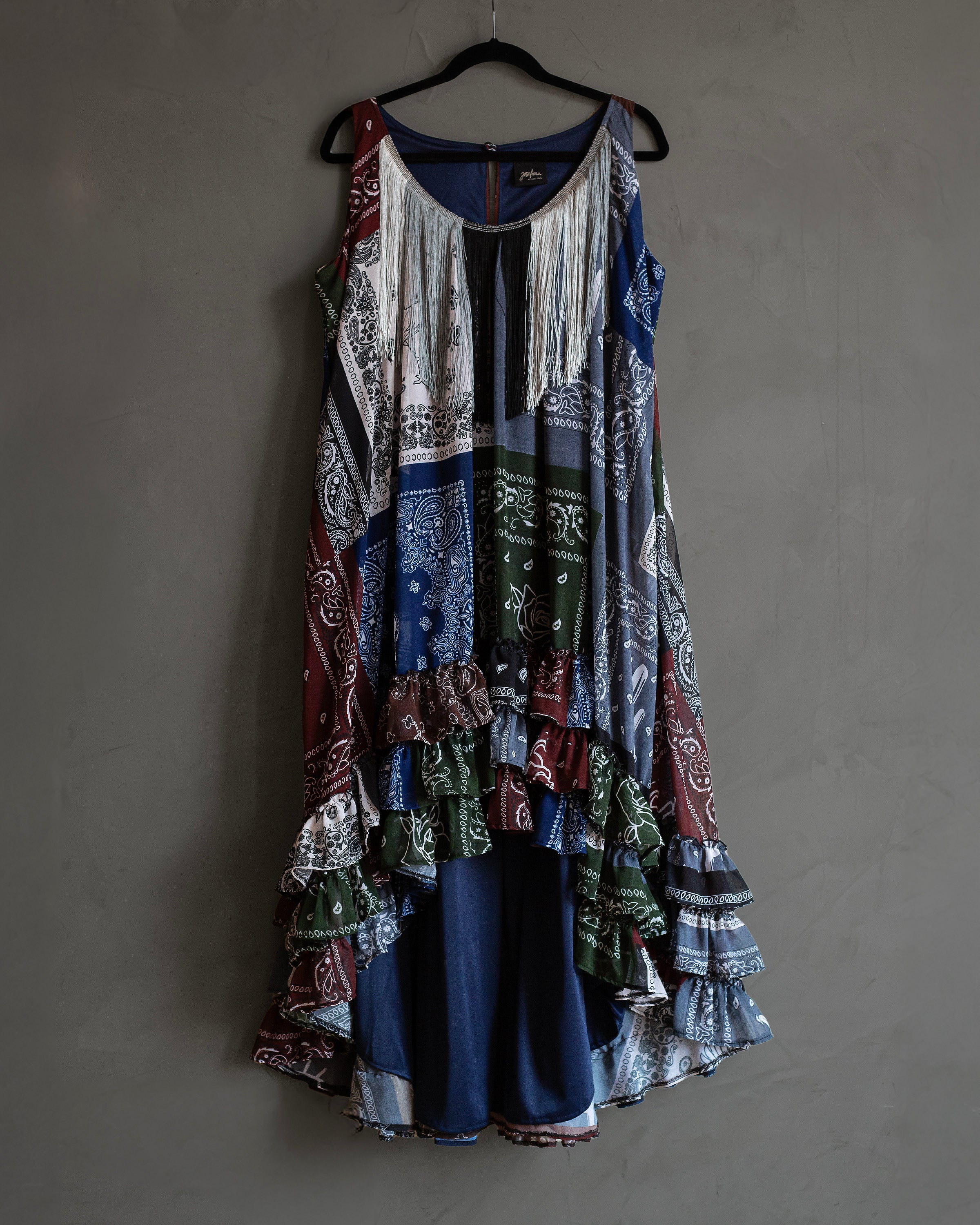 Vestido asimétrico con olanes y flecos