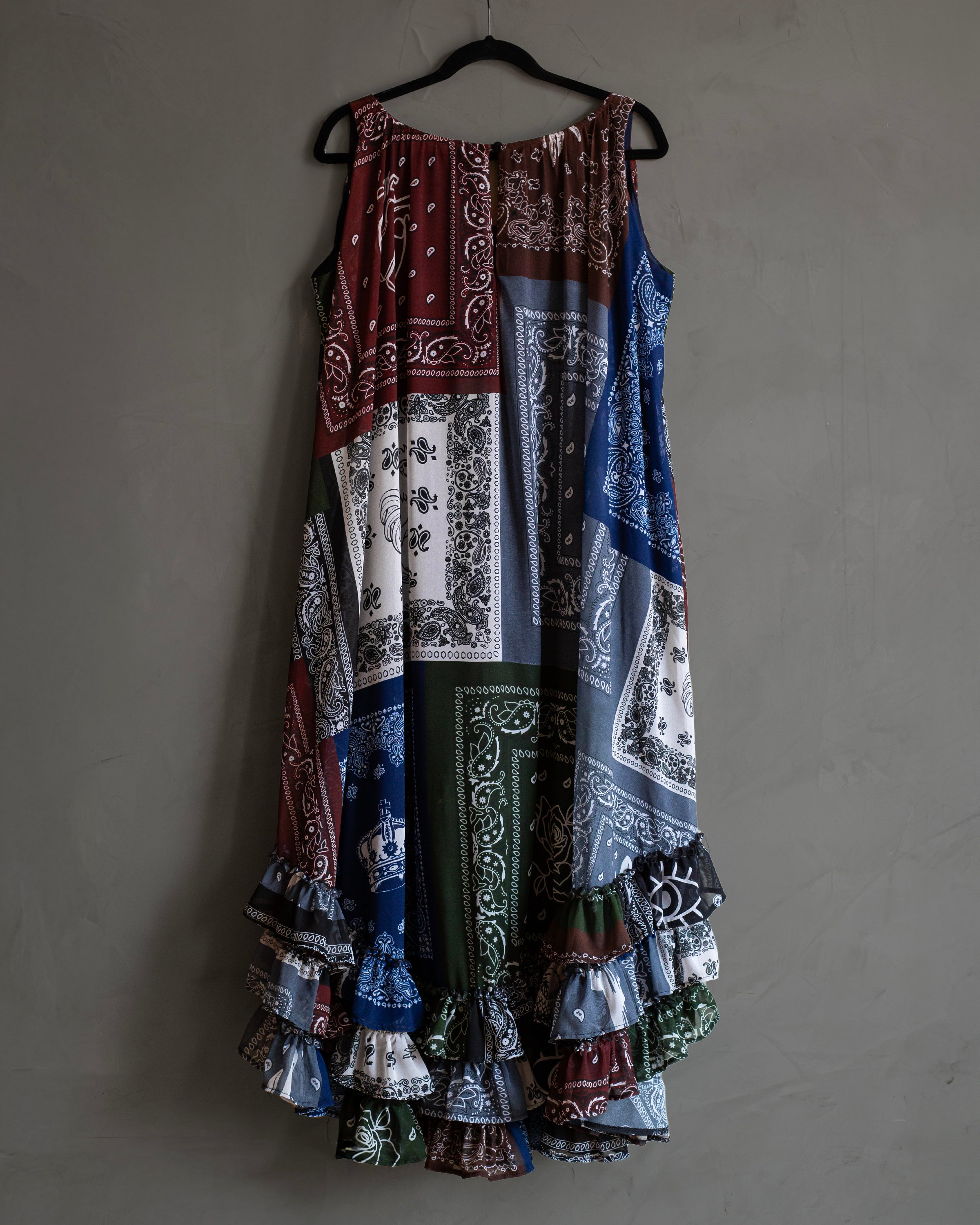 Vestido asimétrico con olanes y flecos