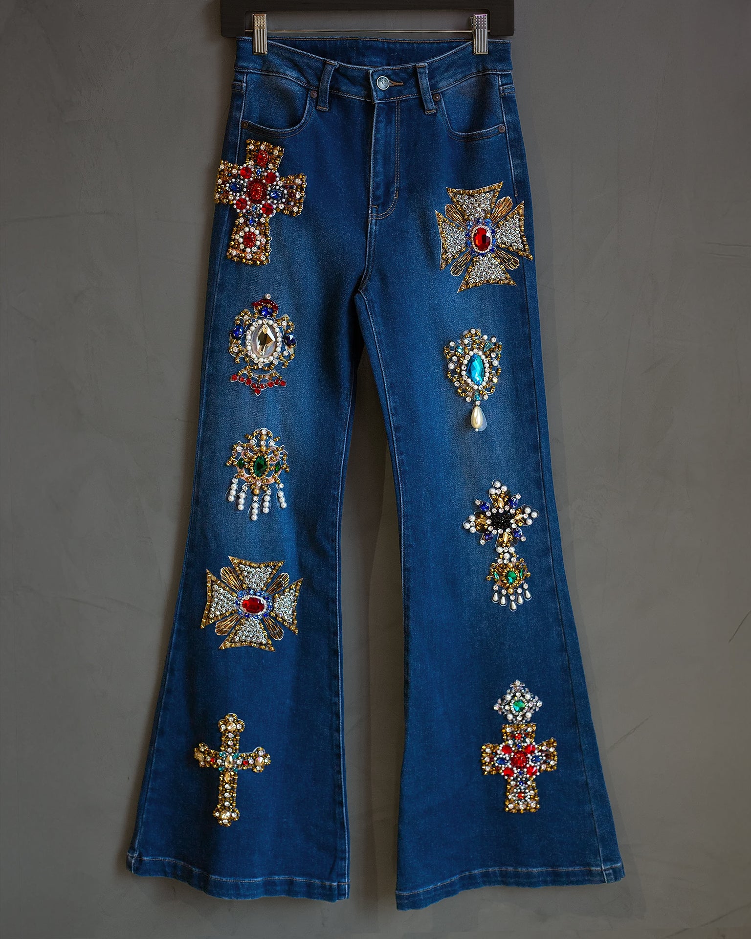 Flared jeans charms y cruces