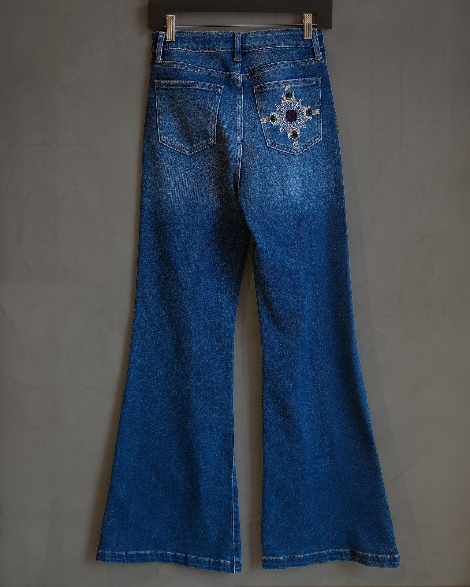 Flared jeans charms y cruces