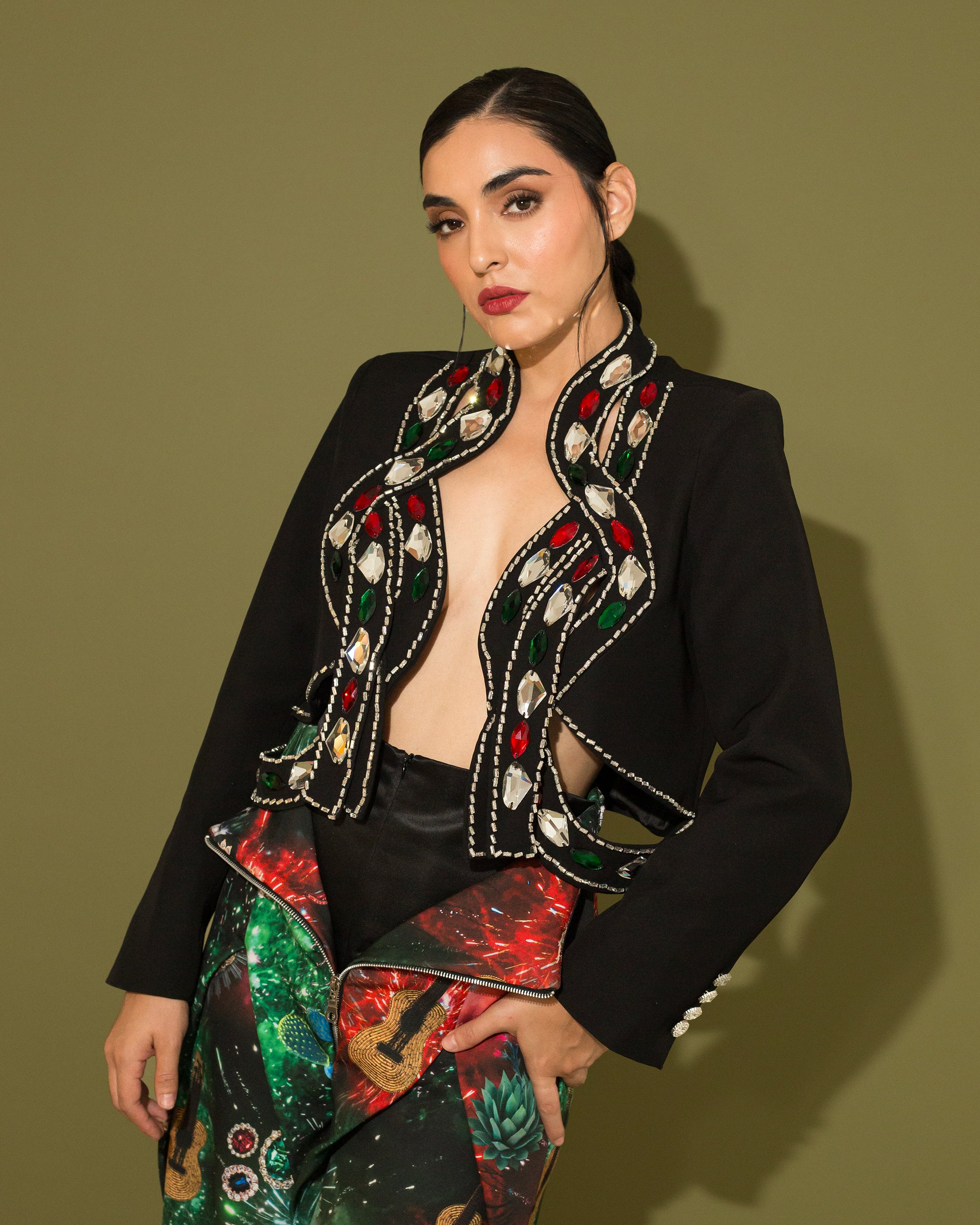 Blazer cut-out Negro con pedrería tricolor