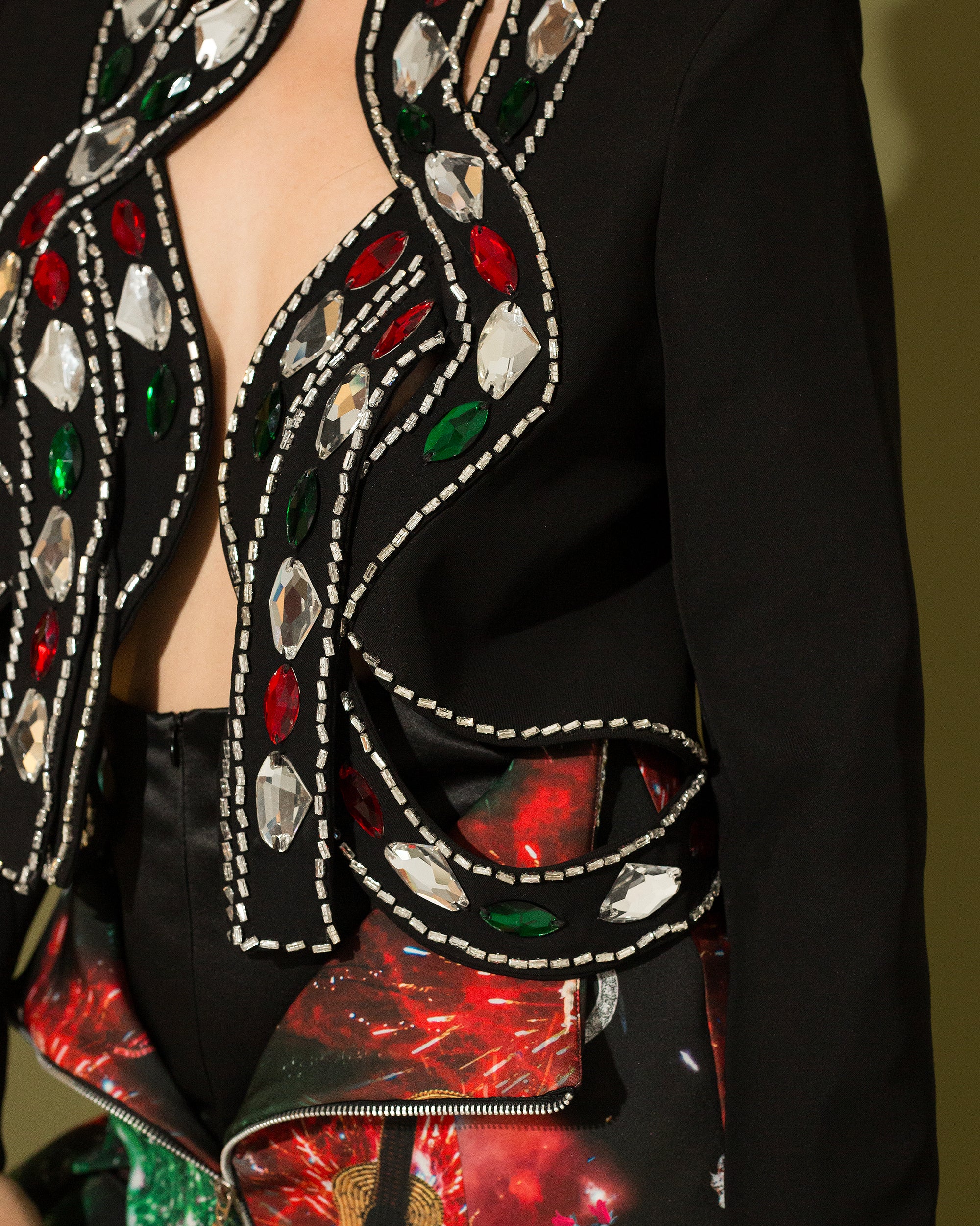 Blazer cut-out Negro con pedrería tricolor