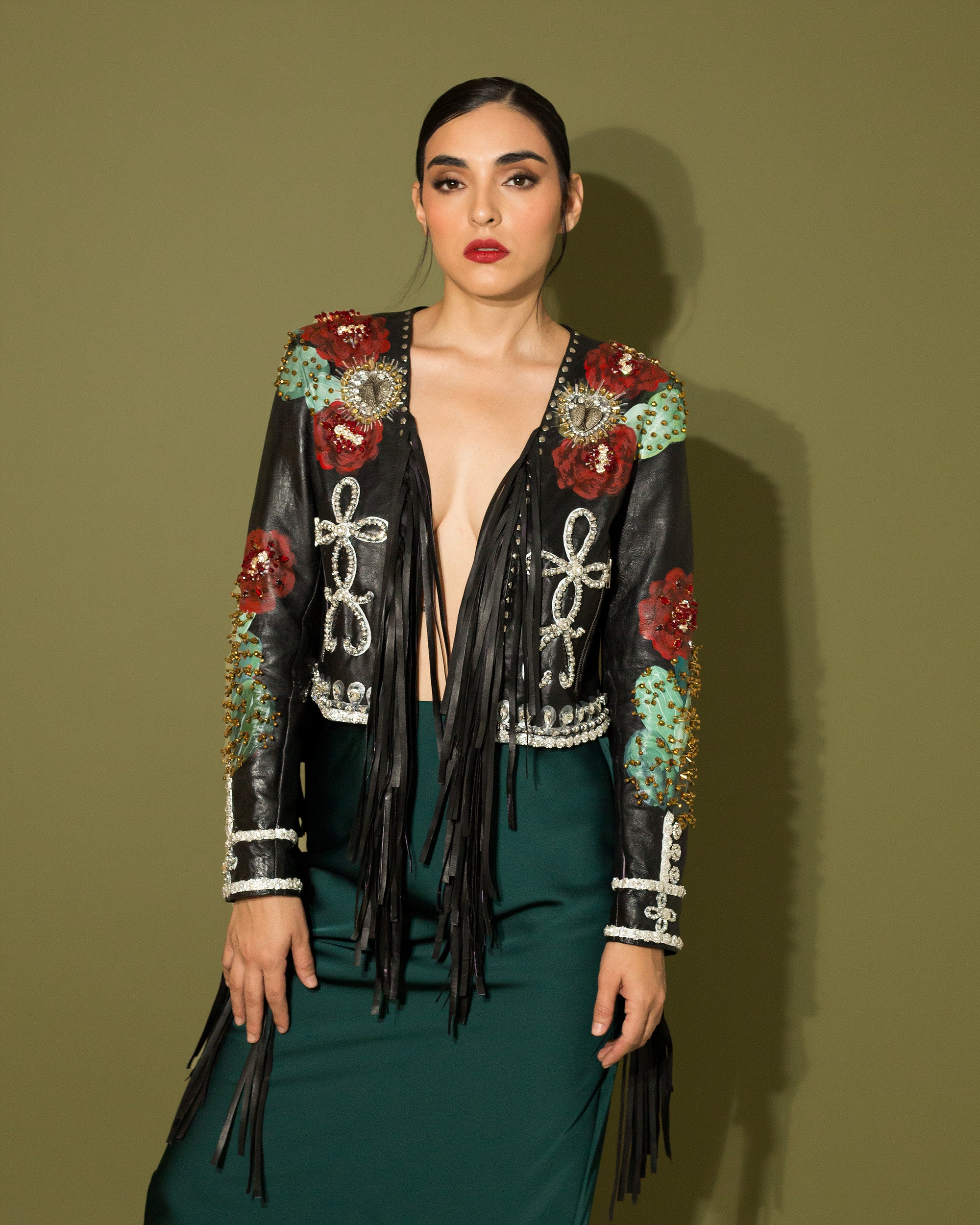 Torera negro con flecos de piel cactus y corazón