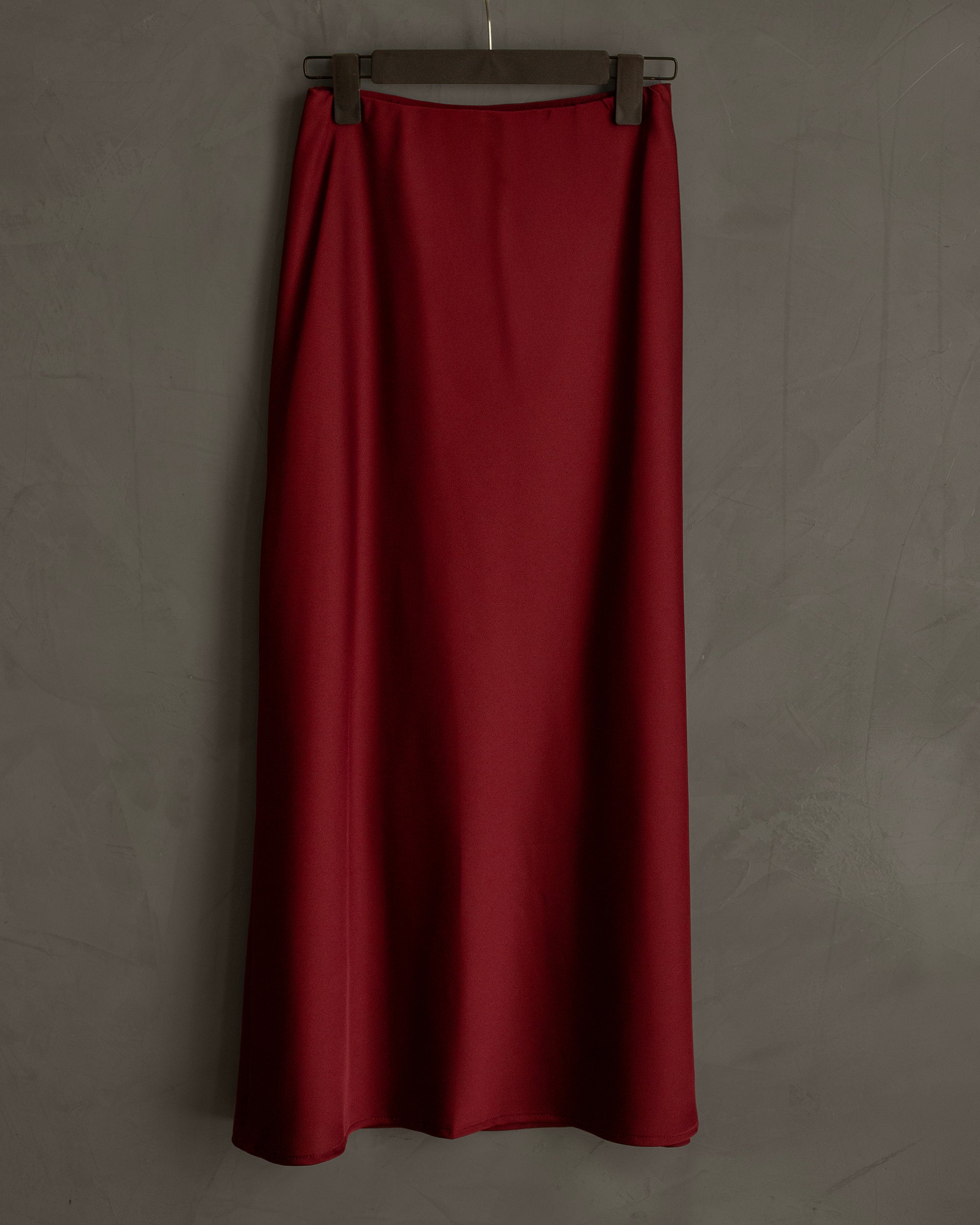 Falda guinda satinada