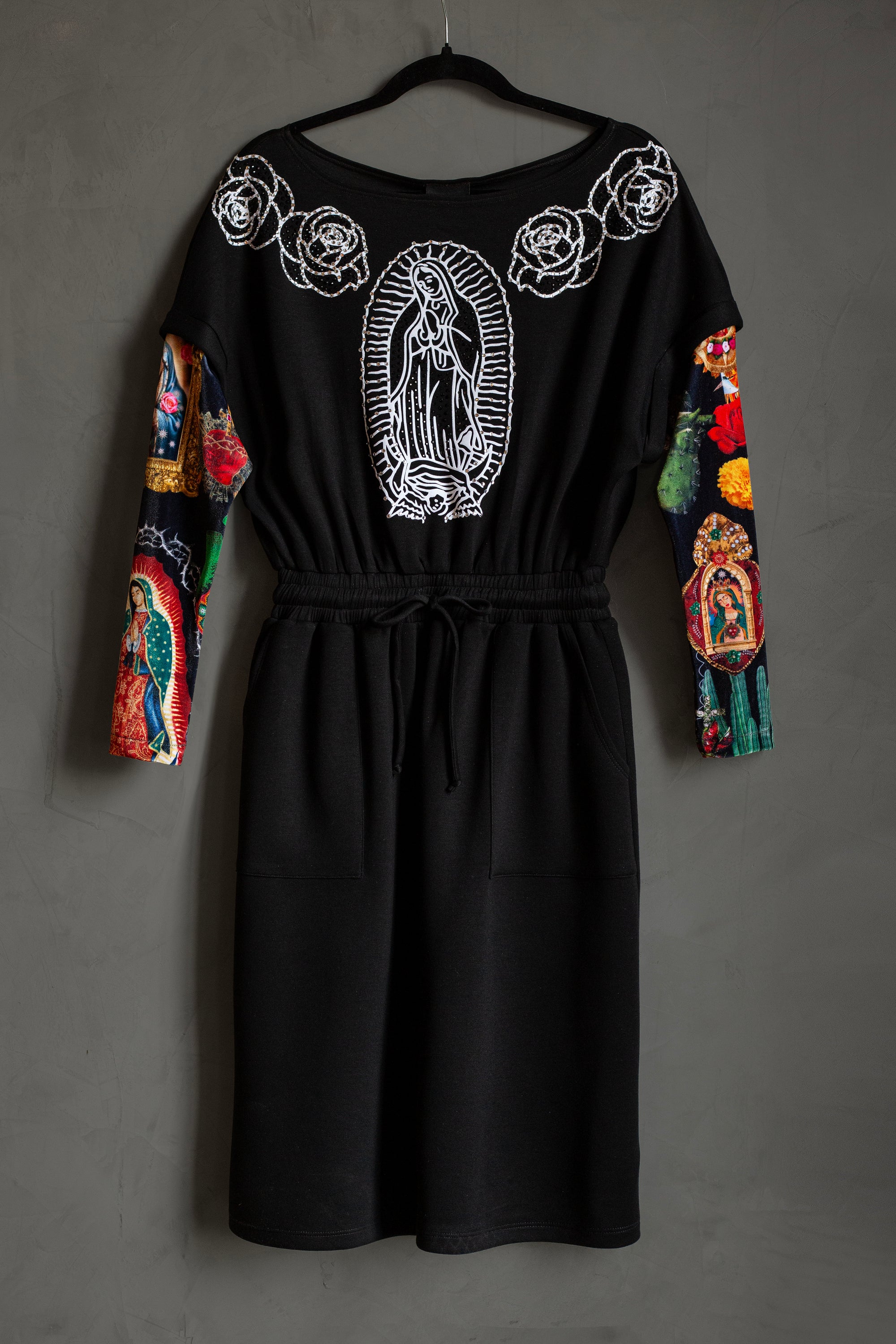 Vestido negro virgen con rosas