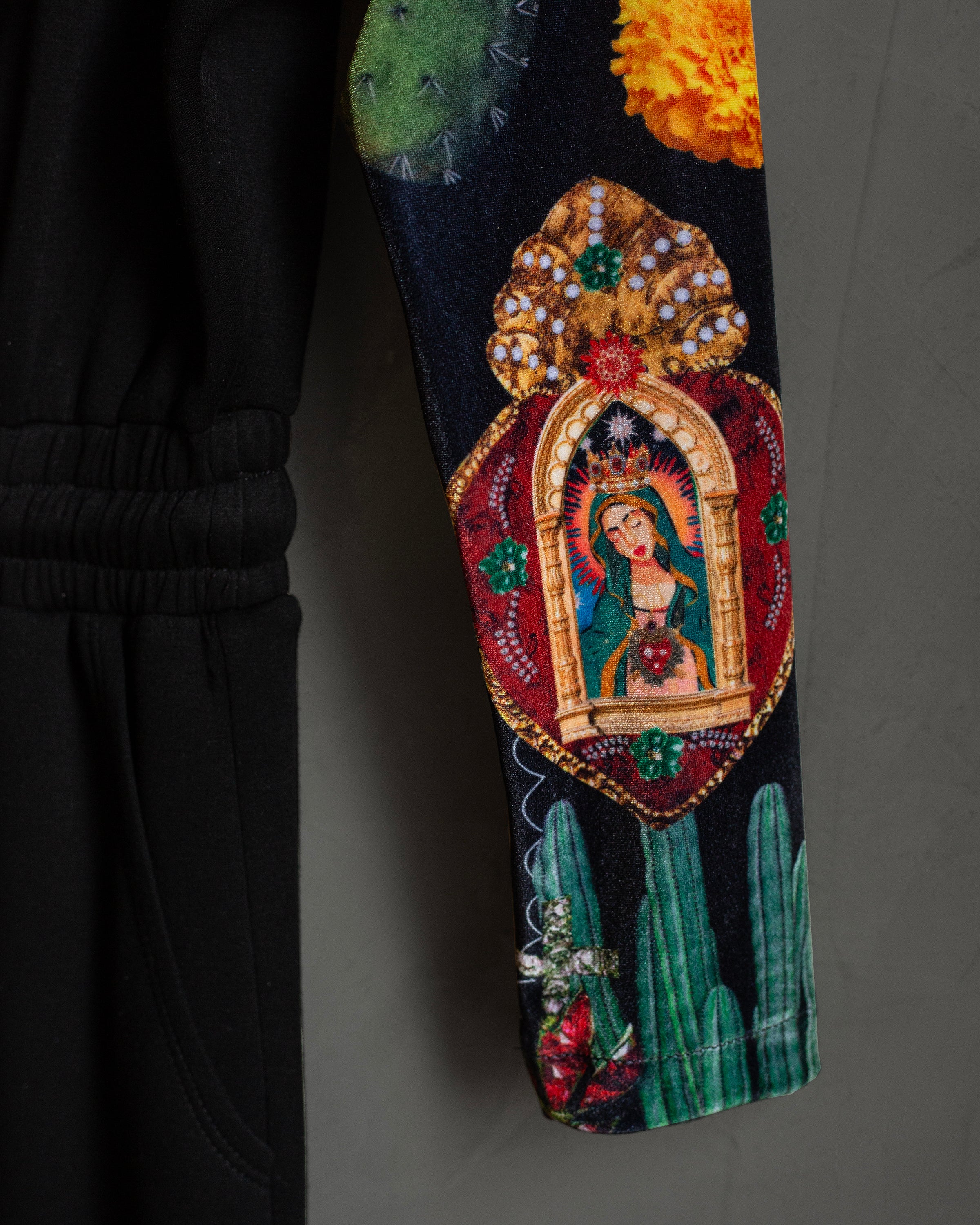 Vestido negro virgen con rosas