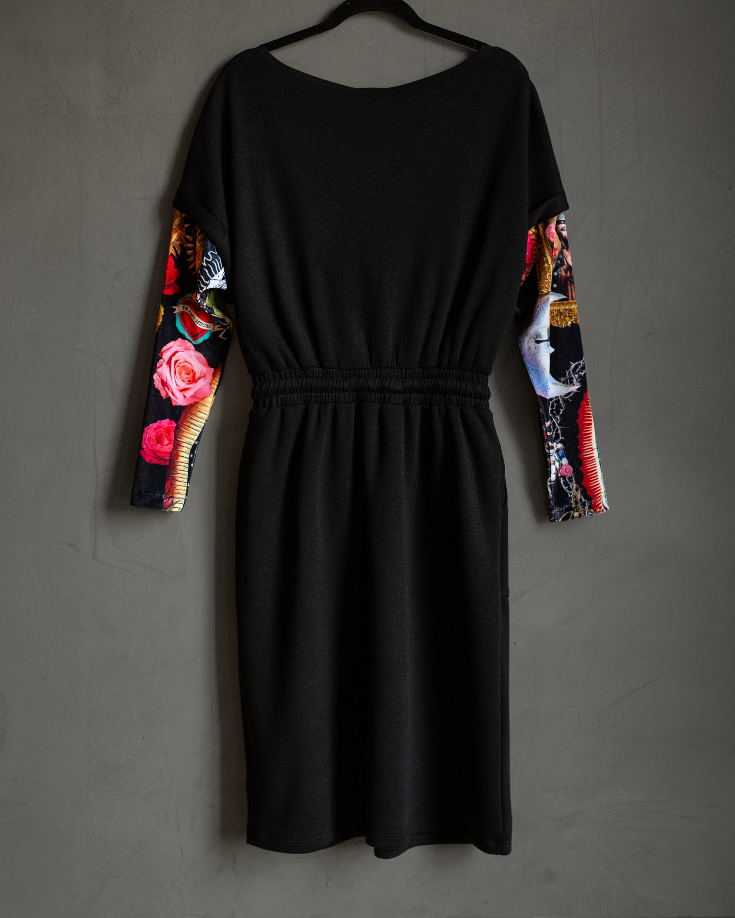 Vestido negro virgen con rosas