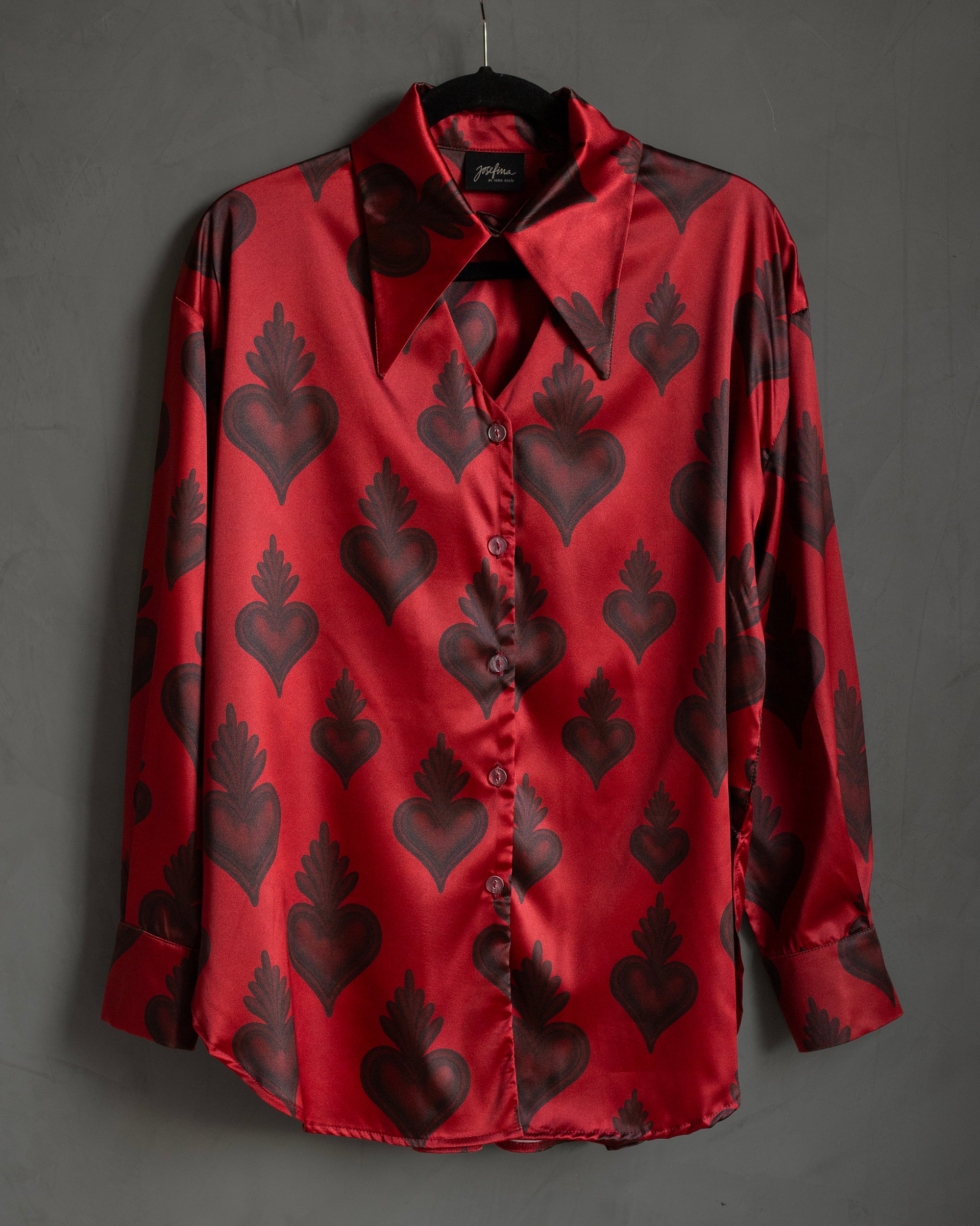 Camisera de satin roja corazones
