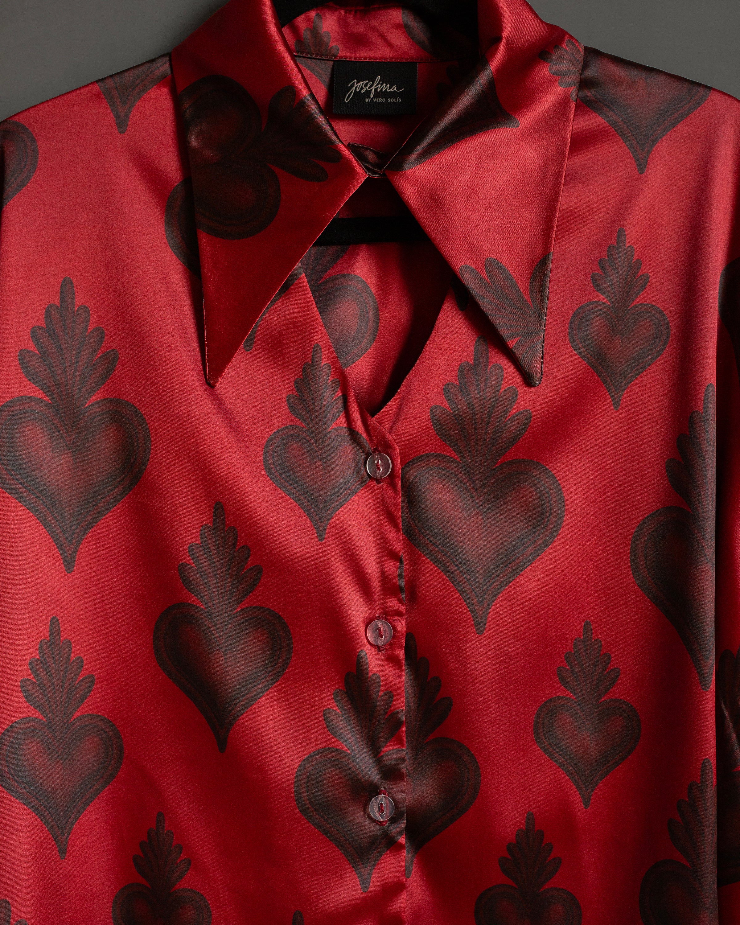 Camisera de satin roja corazones