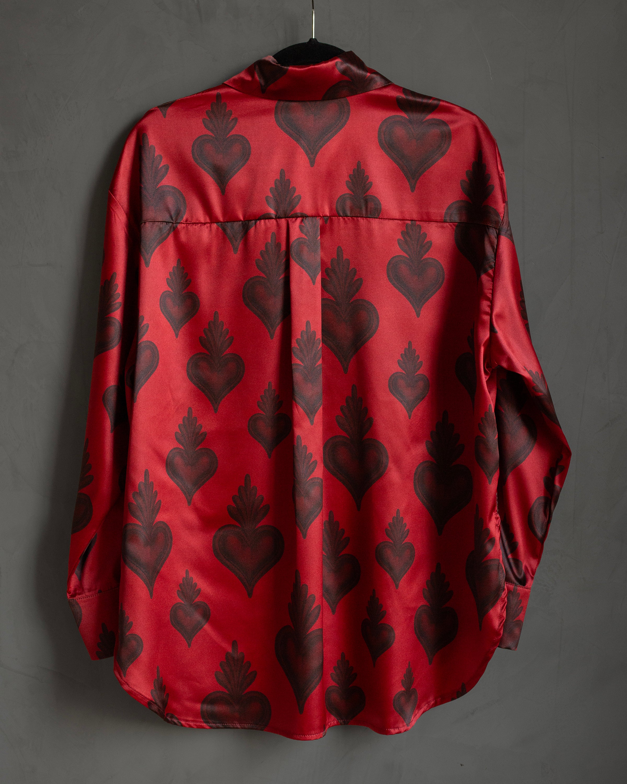 Camisera de satin roja corazones