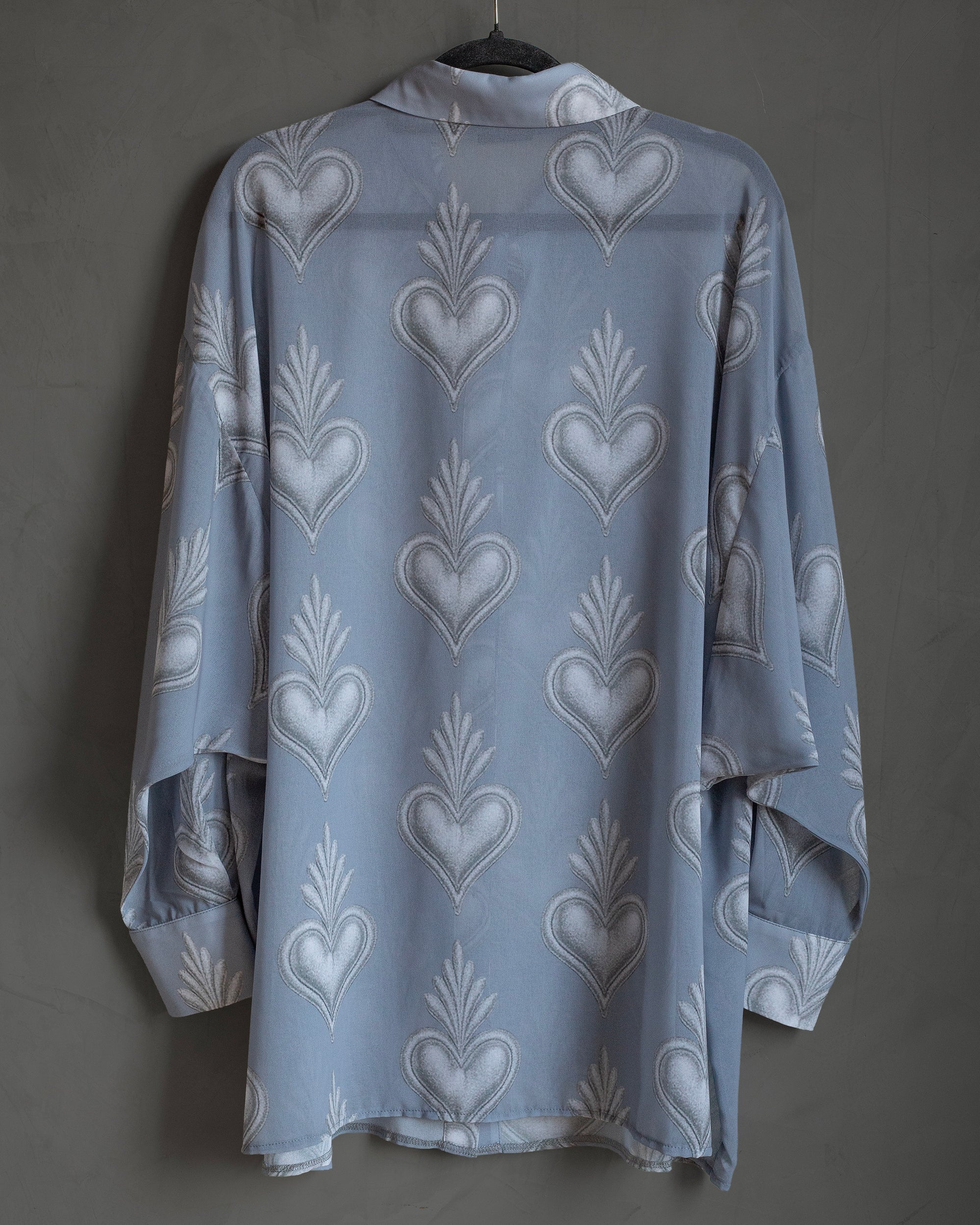 Camisera de chiffon gris corazones