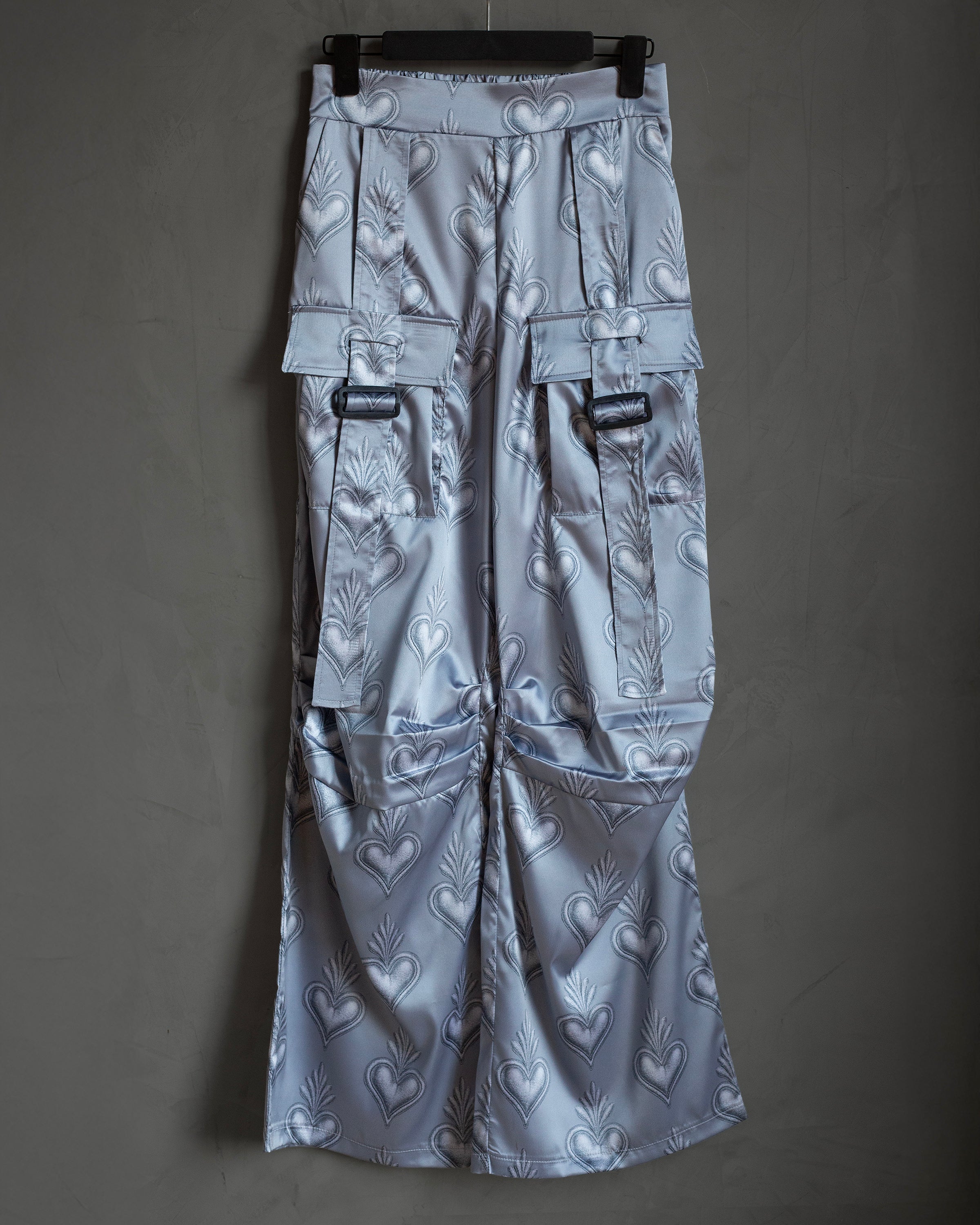 Cargo pants de satin gris con corazones