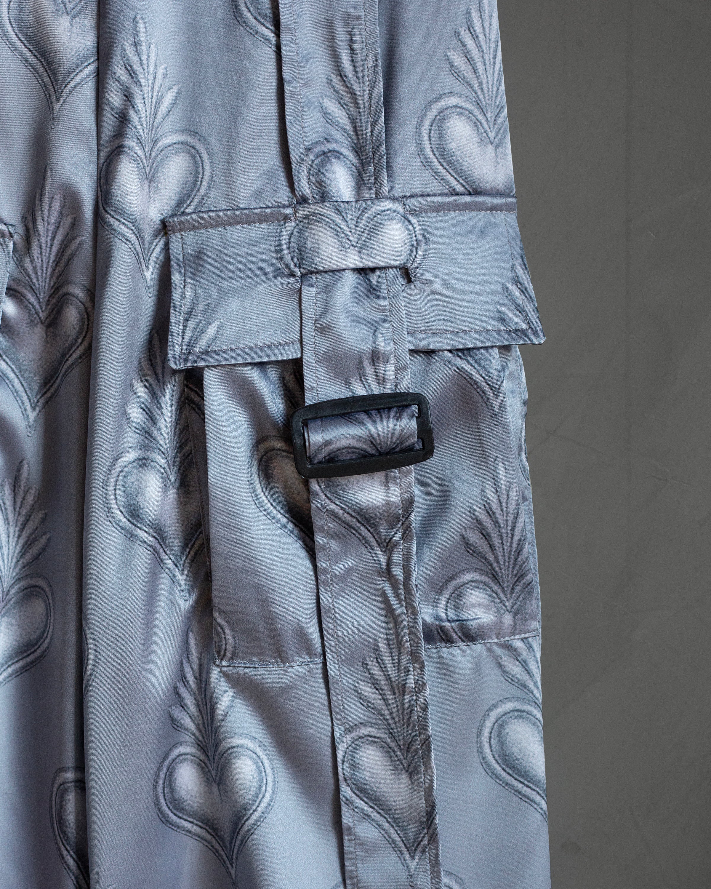 Cargo pants de satin gris con corazones