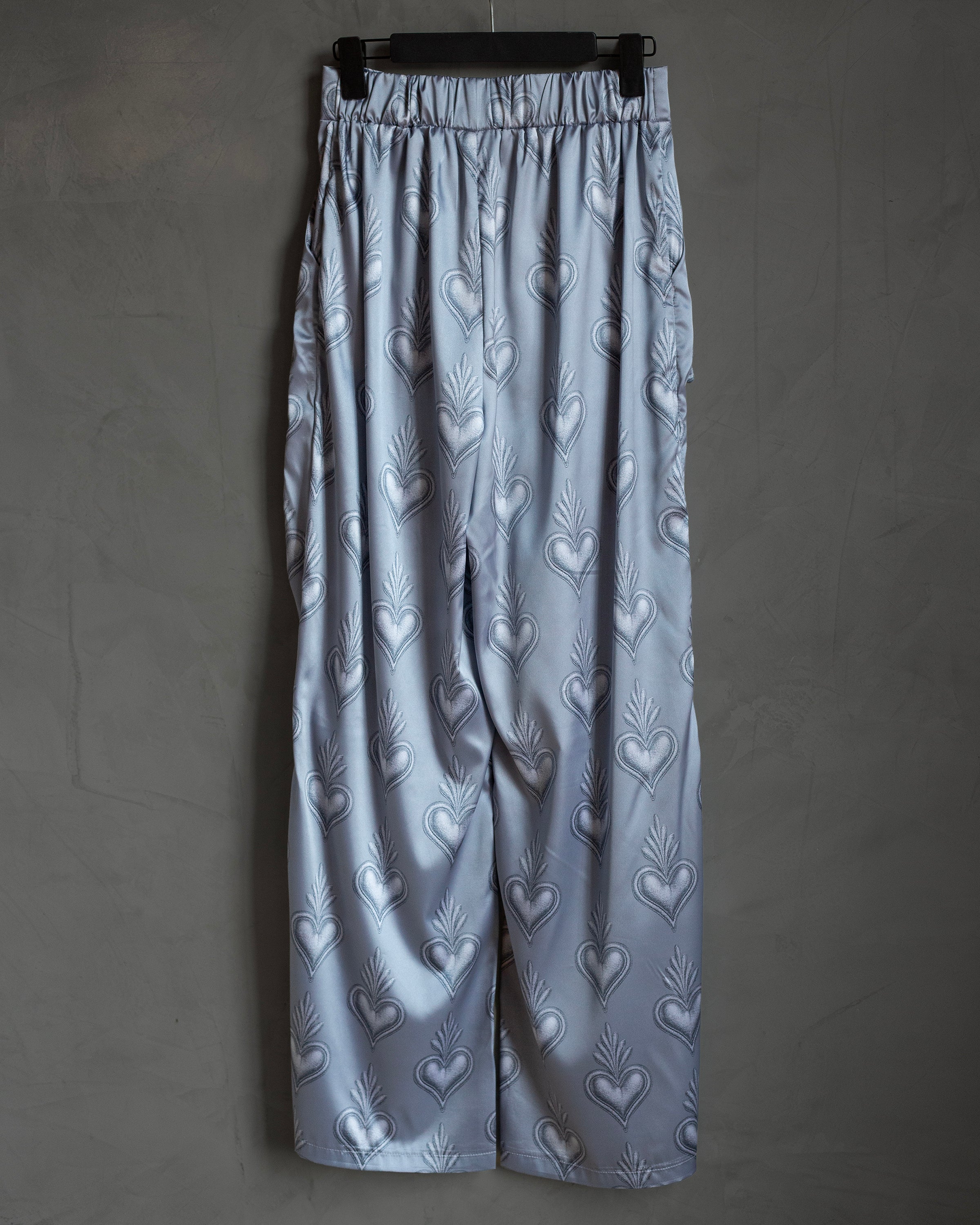 Cargo pants de satin gris con corazones