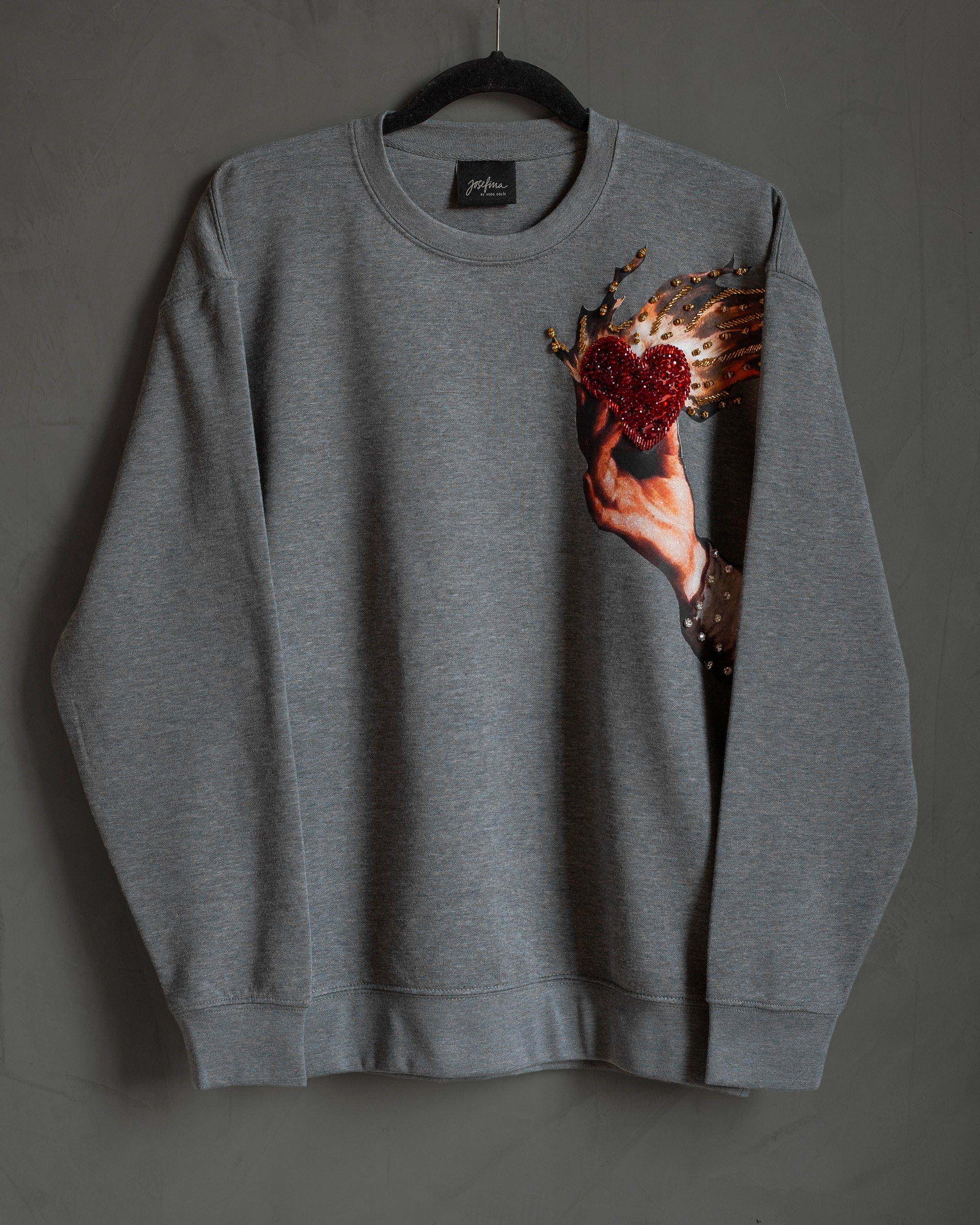 Sweatshirt gris con corazón bordado
