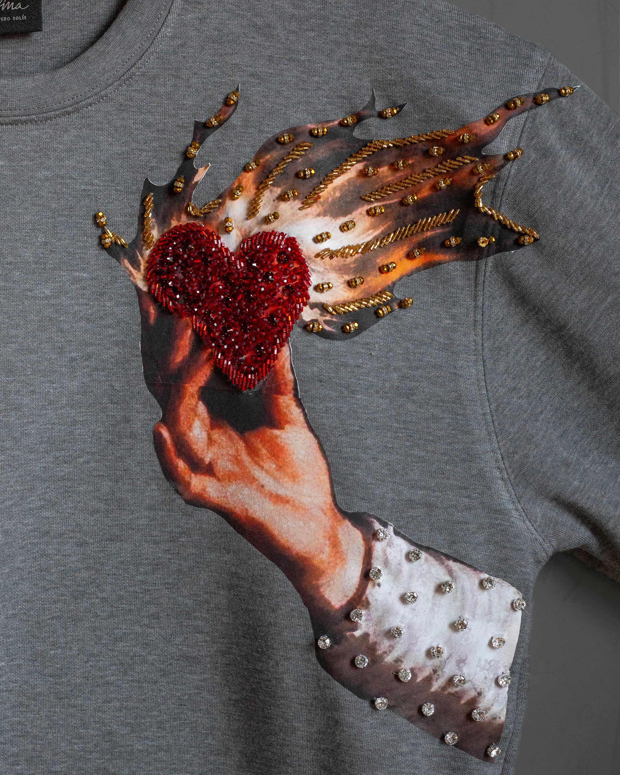 Sweatshirt gris con corazón bordado