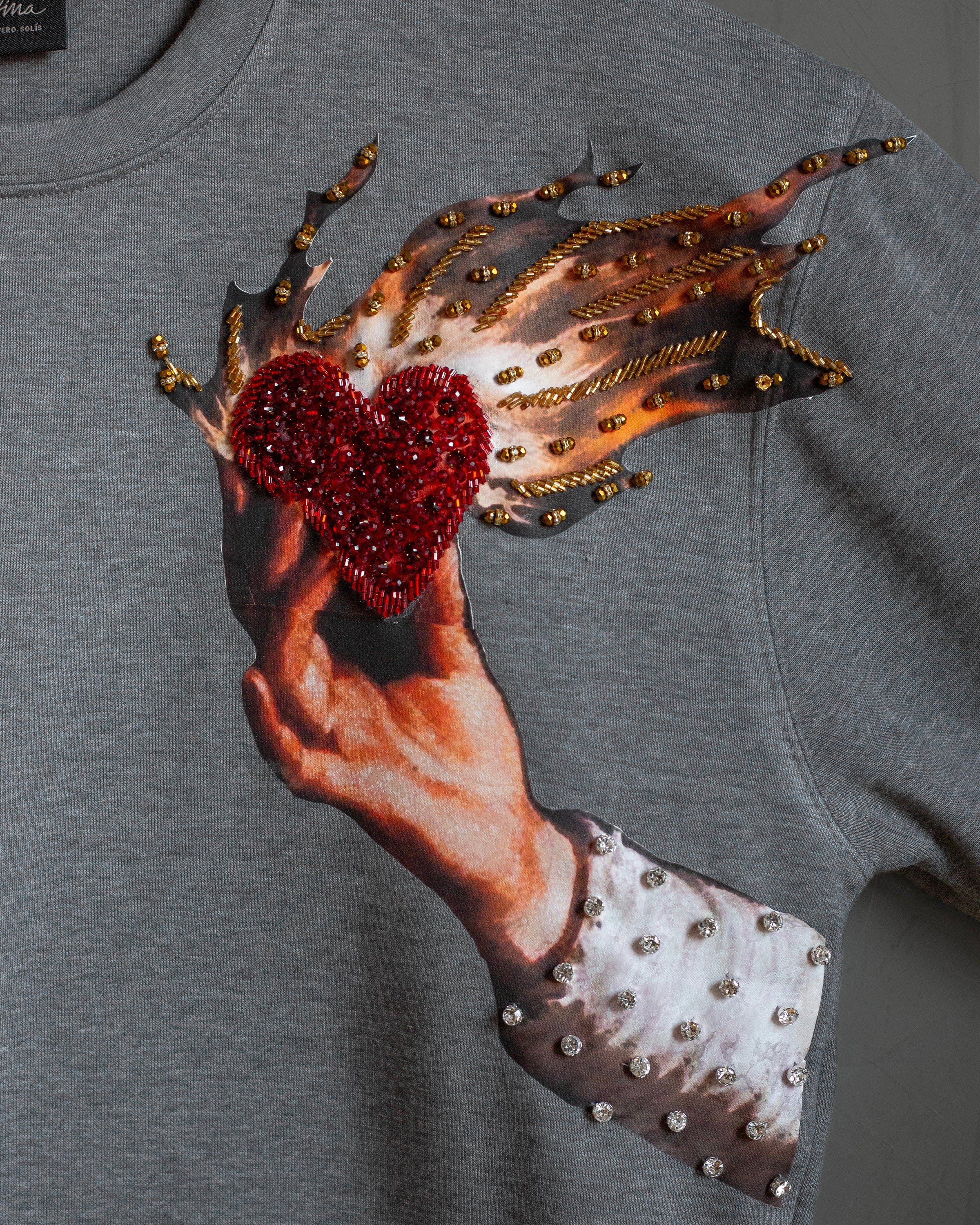 Sweatshirt gris con corazón bordado