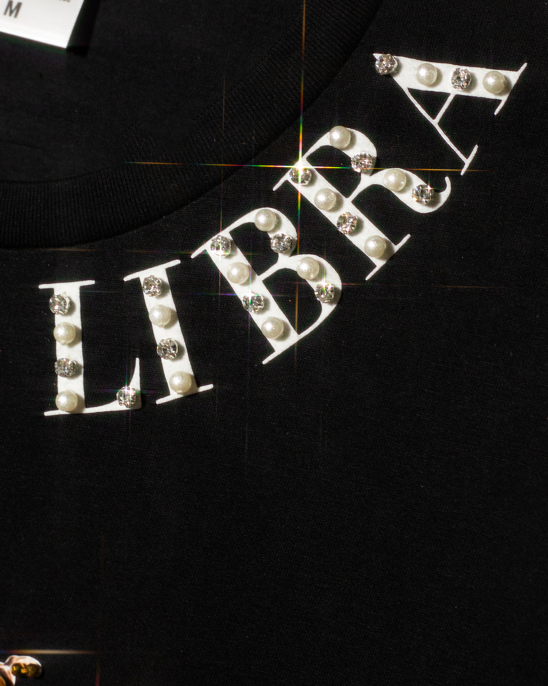 T shirt negra Libra con mangas de mesh bordadas